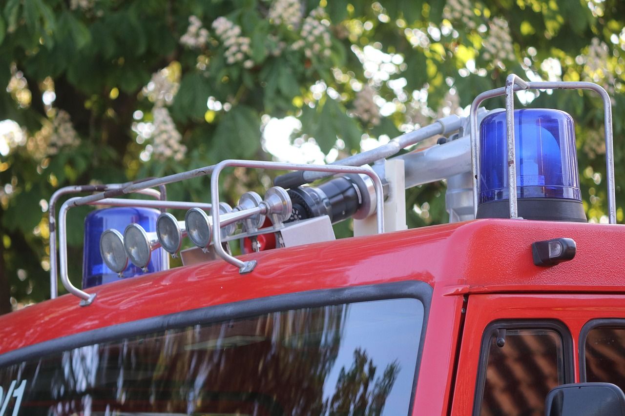 Feuerwehrfahrzeug mit Blaulicht im Einsatz