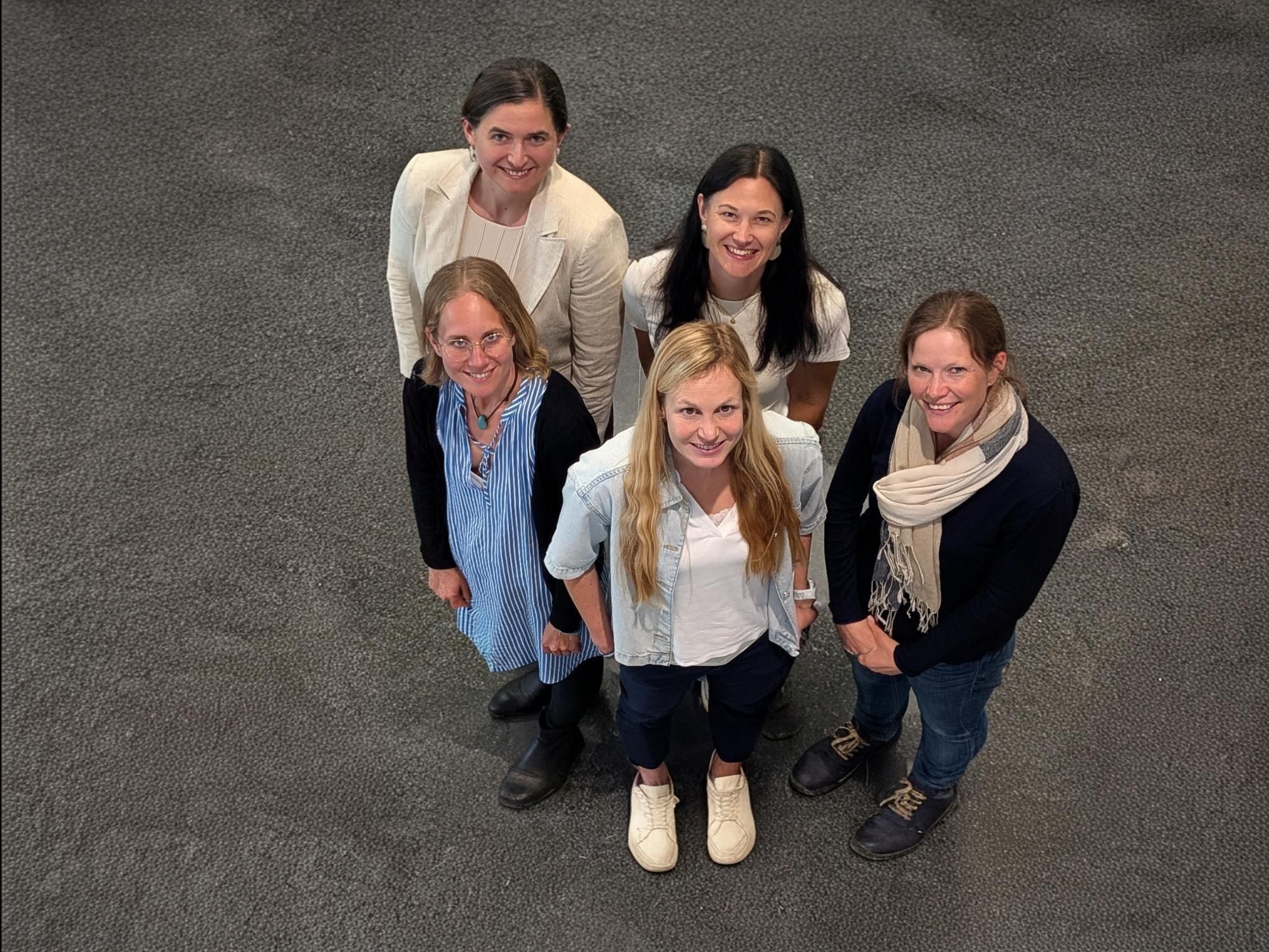 Das Team rund um FH-Prof. Lisa-Marie Putz-Egger; vorne links: Alexandra Haller, Lisa-Maria Putz-Egger, Laura Hörandner links hinten: Sophie Wiesinger, Christina Pum.