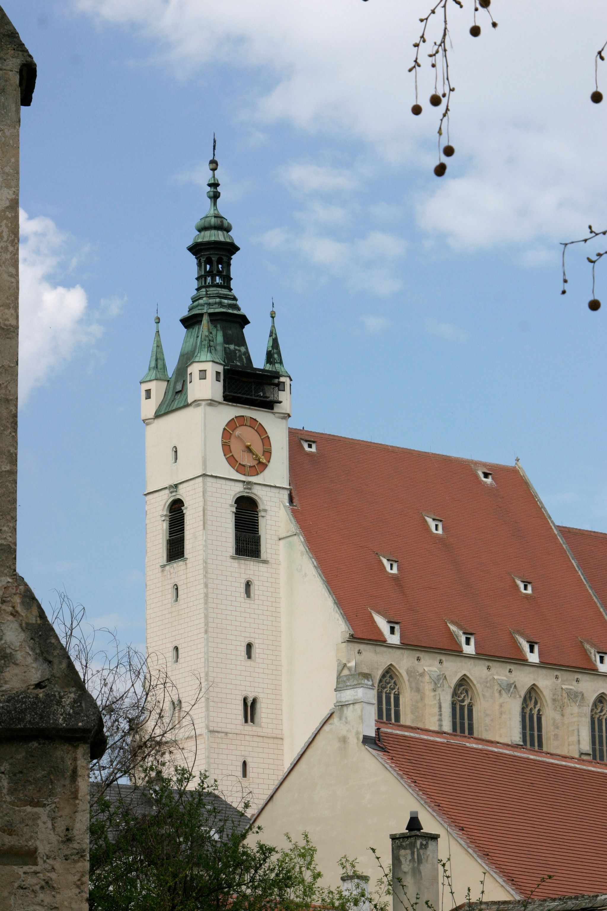 Die Schwingungsmessungen am Turm der Krems Piaristenkirche liefern wichtige Erkenntnisse für die statische Begutachtung des historischen Bauwerks.