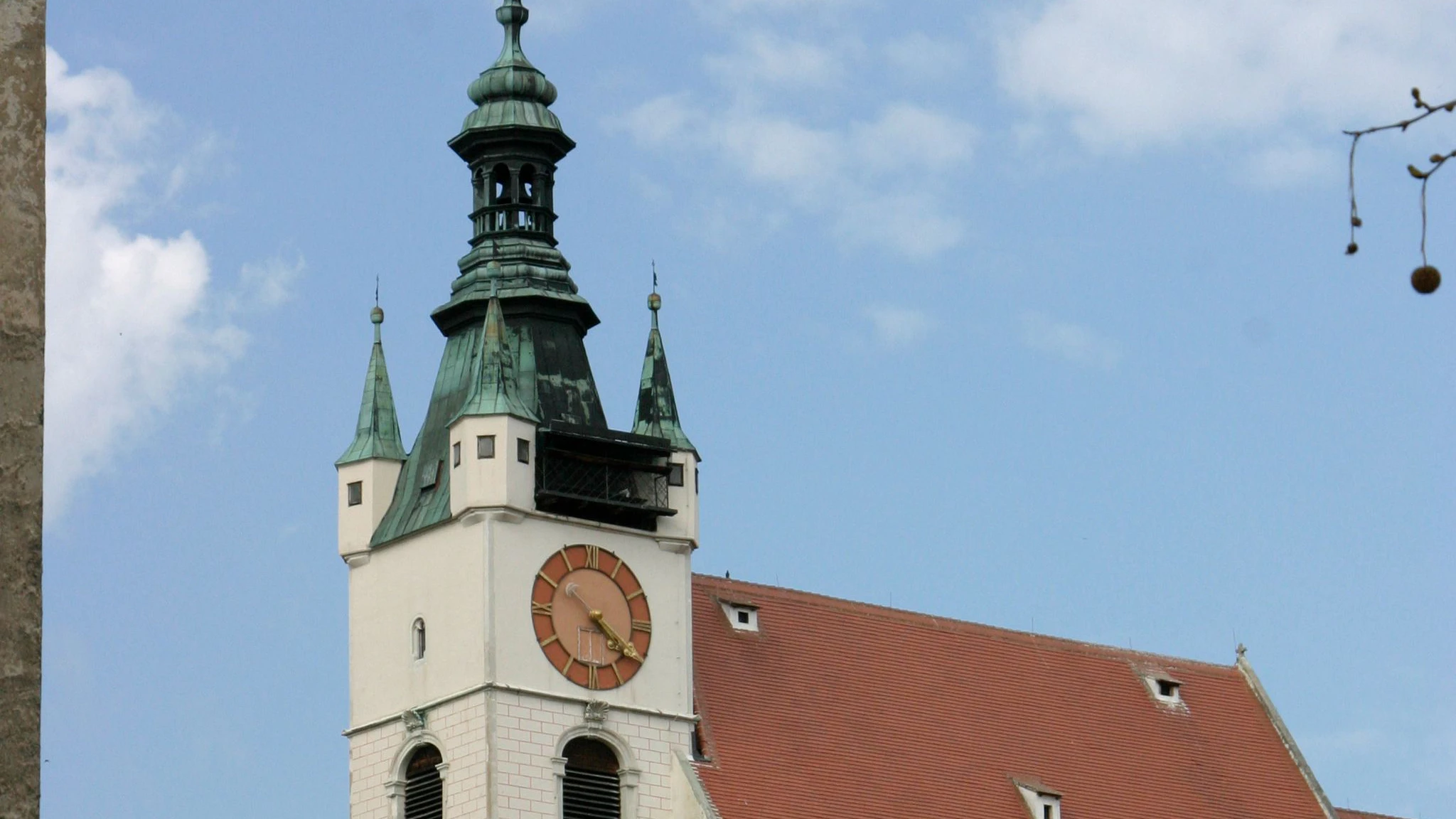 Die Schwingungsmessungen am Turm der Krems Piaristenkirche liefern wichtige Erkenntnisse für die statische Begutachtung des historischen Bauwerks.