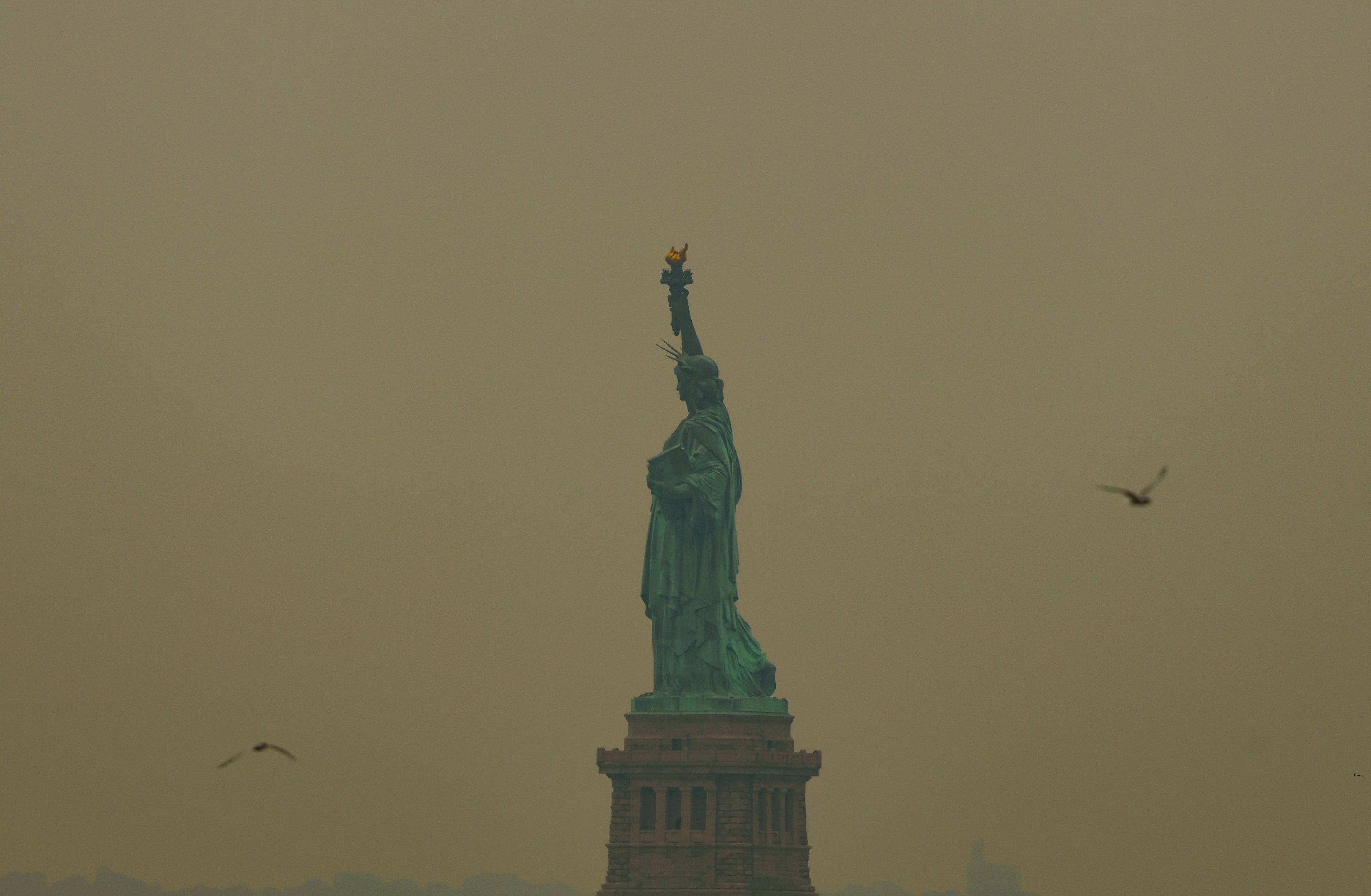 Waldbrände färben New Yorks Himmel Orange