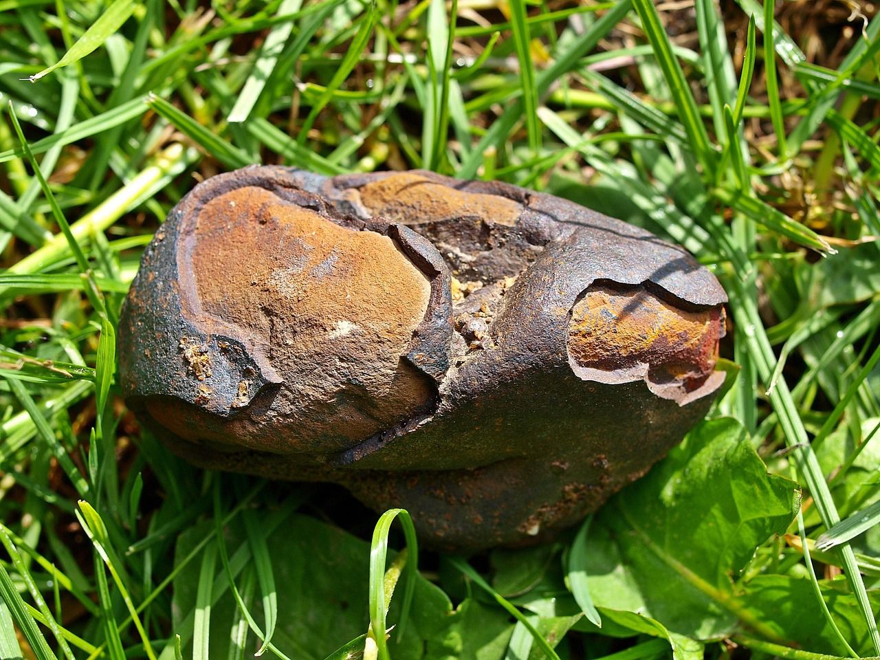 Meteorit-Fragment mit aufgeschmolzener Oberfläche
