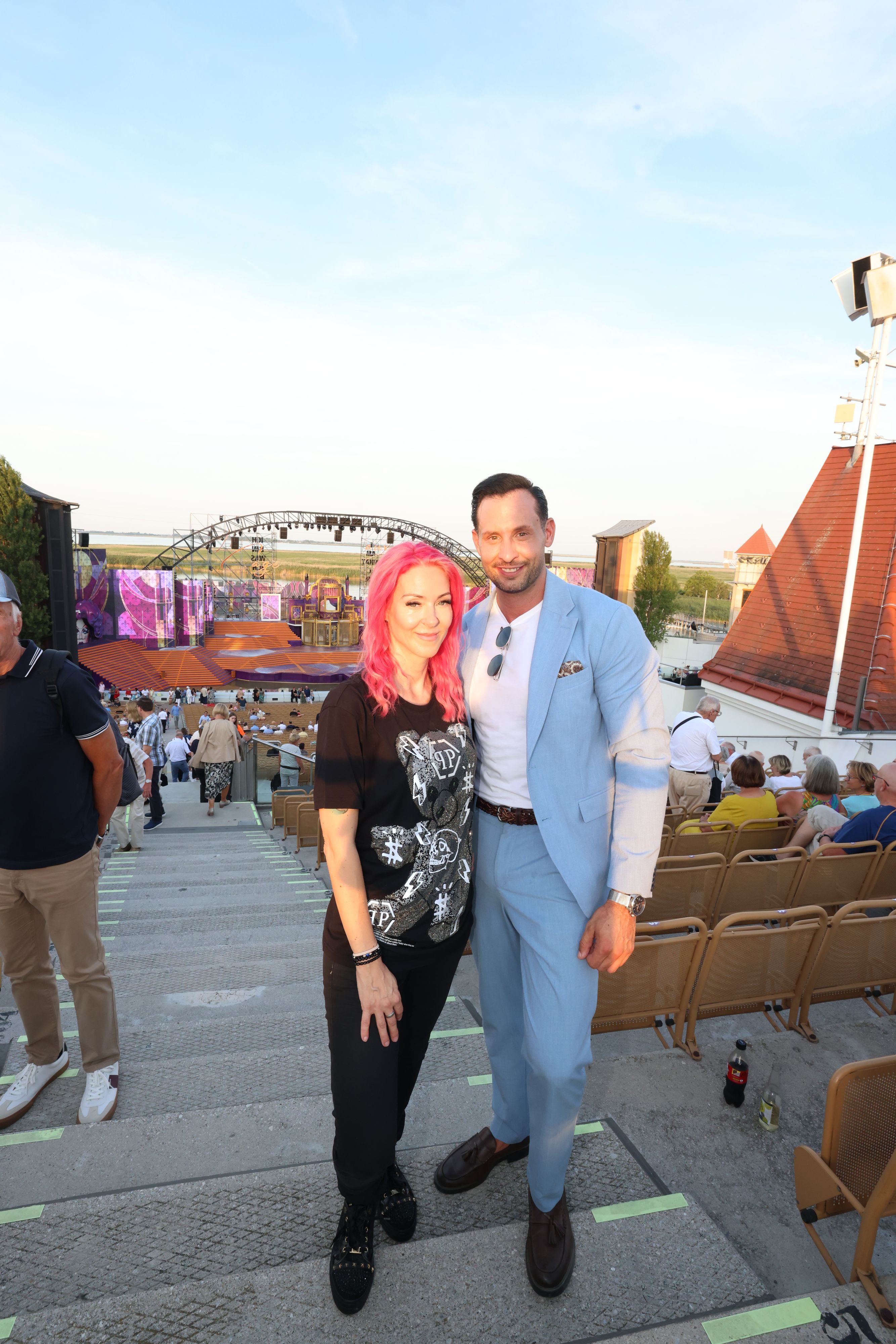 Simone Lugner mit neuer Haarfarbe und ihrem guten Freund Christopher Dengg bei der Premiere in Mörbisch
