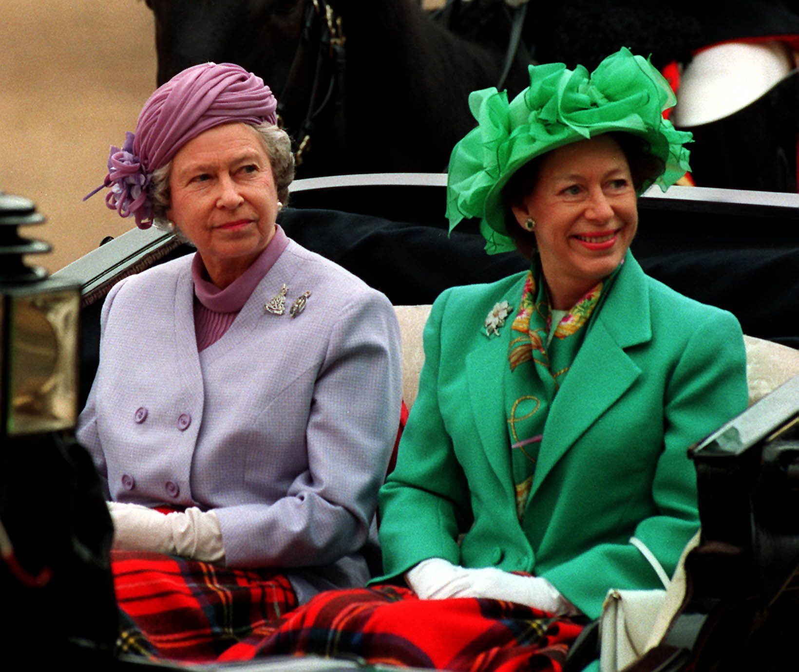 Queen Elizabeth mit ihrer jüngeren Schwester Prinzessin Margaret (r.) im Jahr 1993.