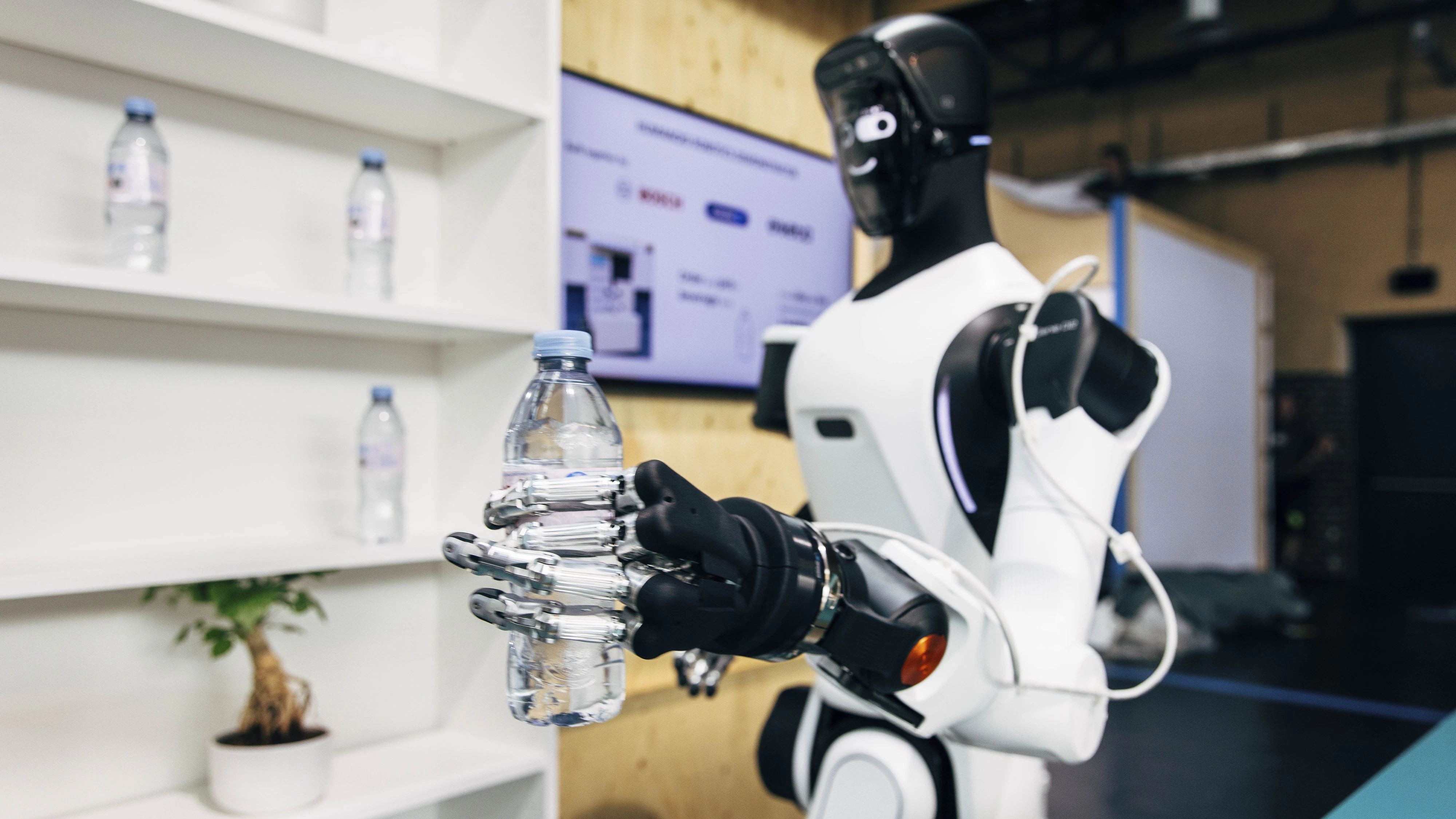 Bosch hat für die Bosch Connected World 2026 zusammen mit seinen Partnern eine Roboterhand auf einem humanoiden Robotersystem integriert.