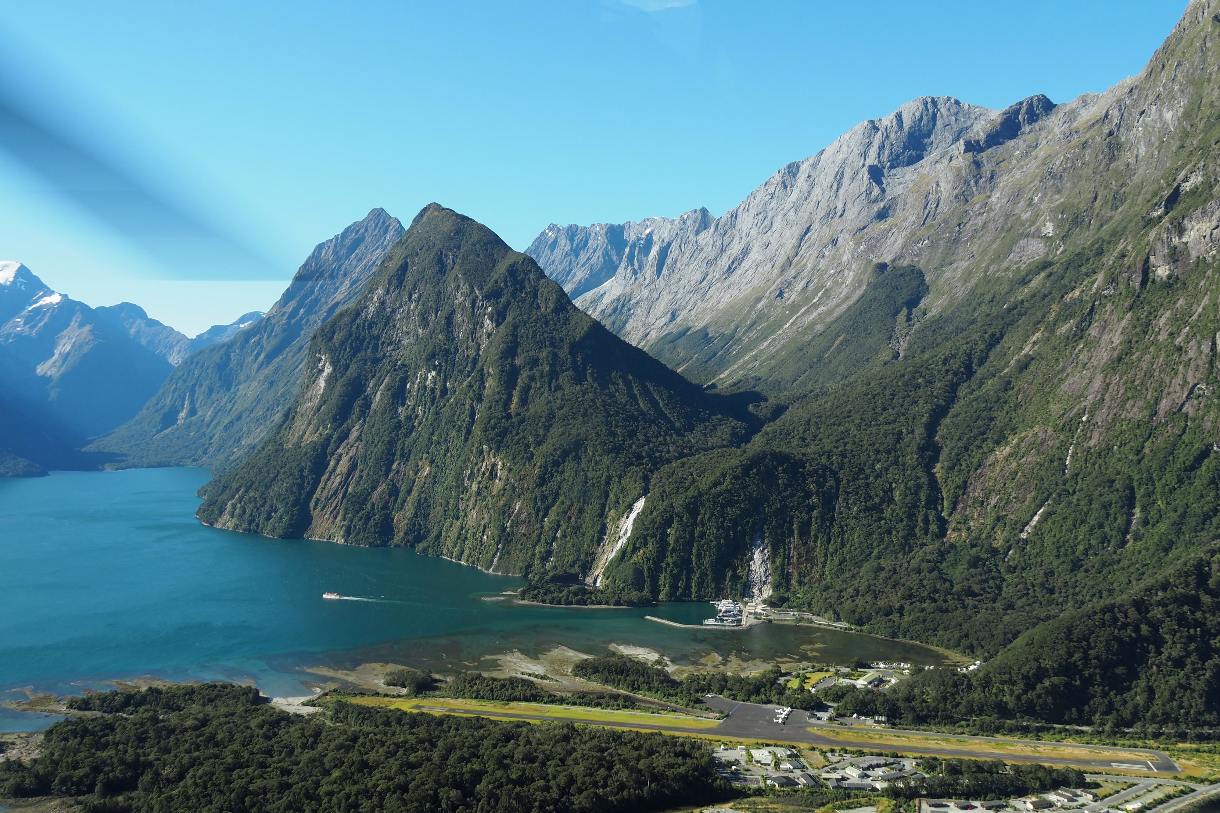 Die Tsunami-Warnung galt auch für den Milford Sound Flughafen in Neuseeland.