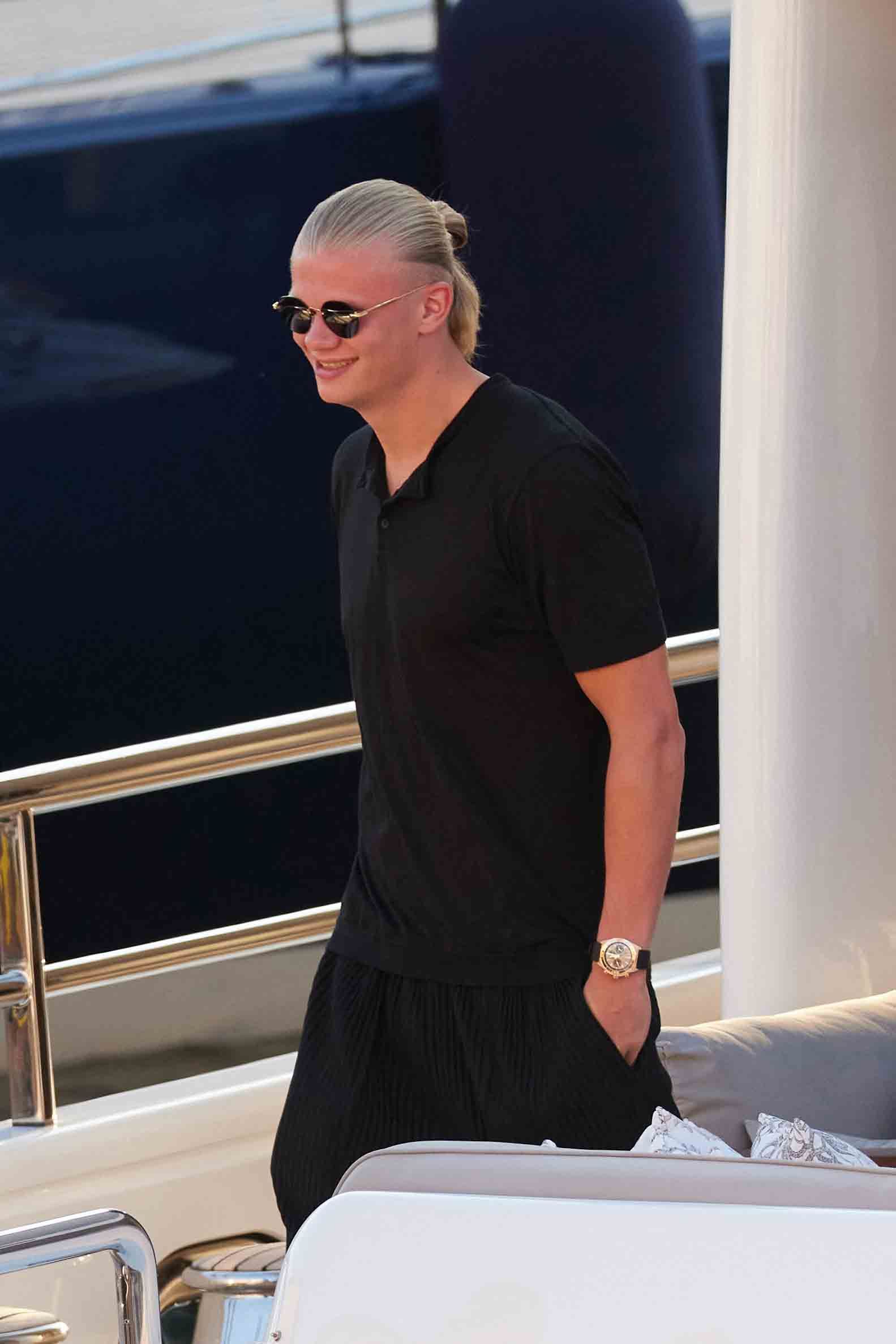 Fußballer Erling Haaland genießt nach dem WM-Aus ein paar Tage die Sonne.