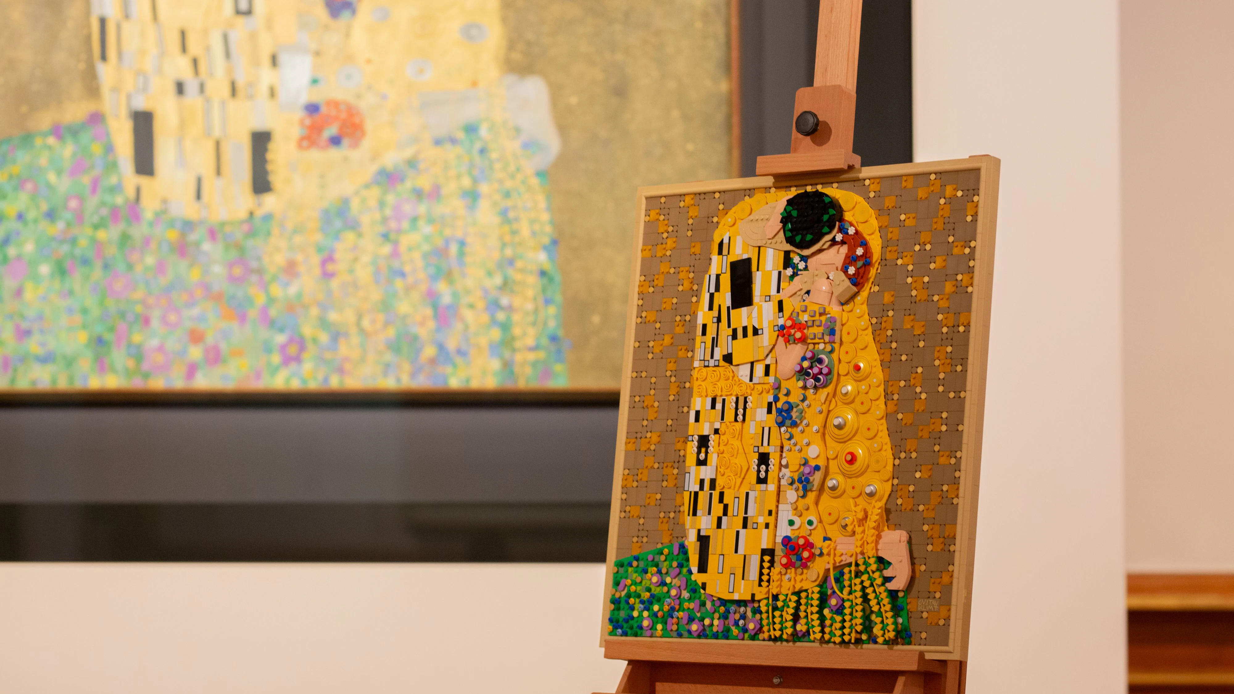 Ein weltberühmtes Gemälde wird zum Bauprojekt: LEGO und das Belvedere bringen Gustav Klimts "Der Kuss" in neuer Form nach Hause.