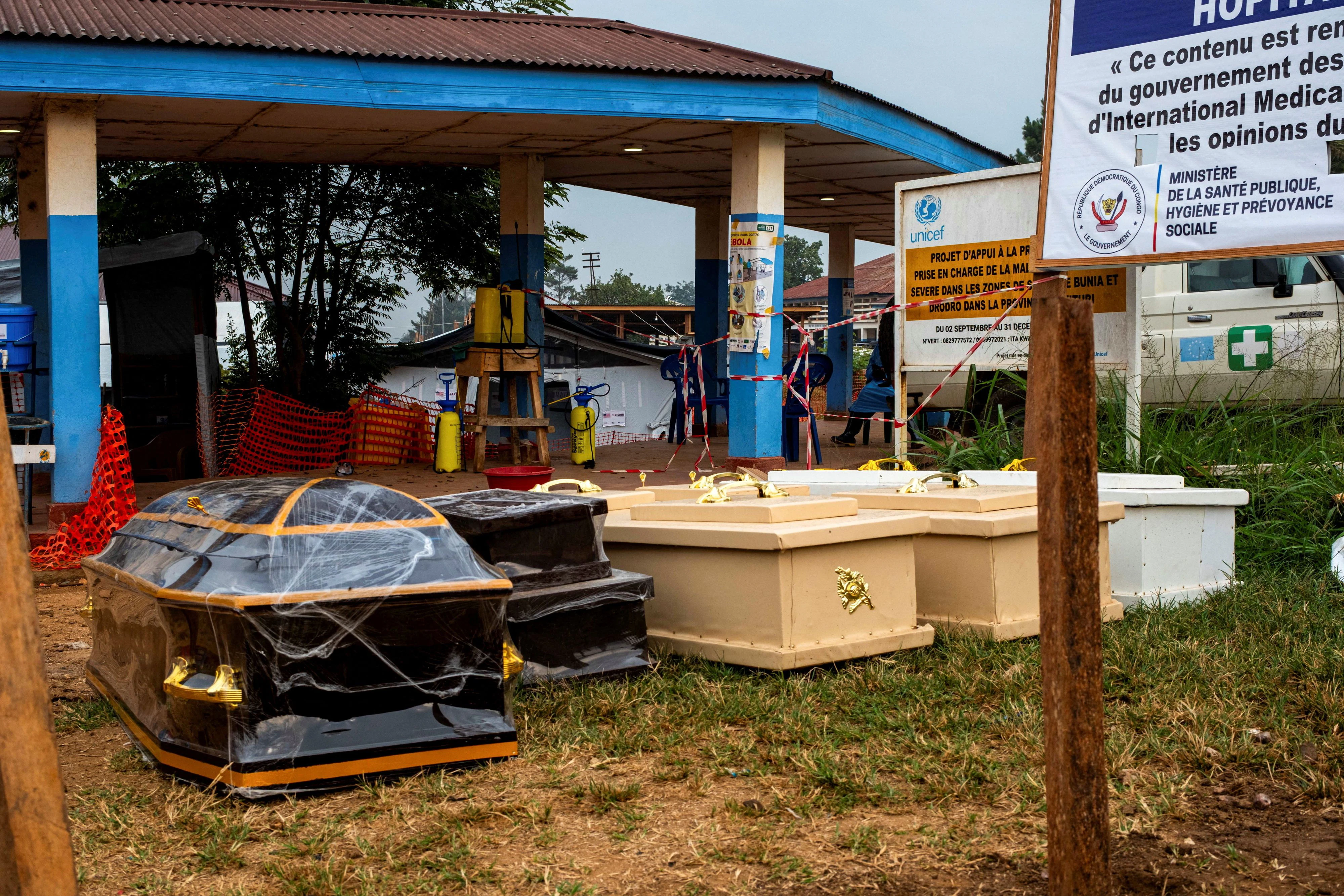 Überall rund um das Rwampara General Hospital im Kongo werden derzeit Särge mit Opfern der Seuche aufgebahrt