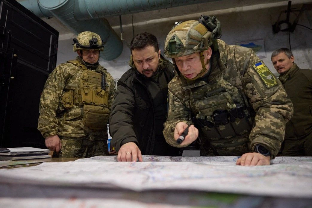 Sieger im Machtkampf: Armee-Oberbefehlshaber Oleksandr Syrskyj (r.), hier mit Präsident Selenskyj bei einer Lagebesprechung