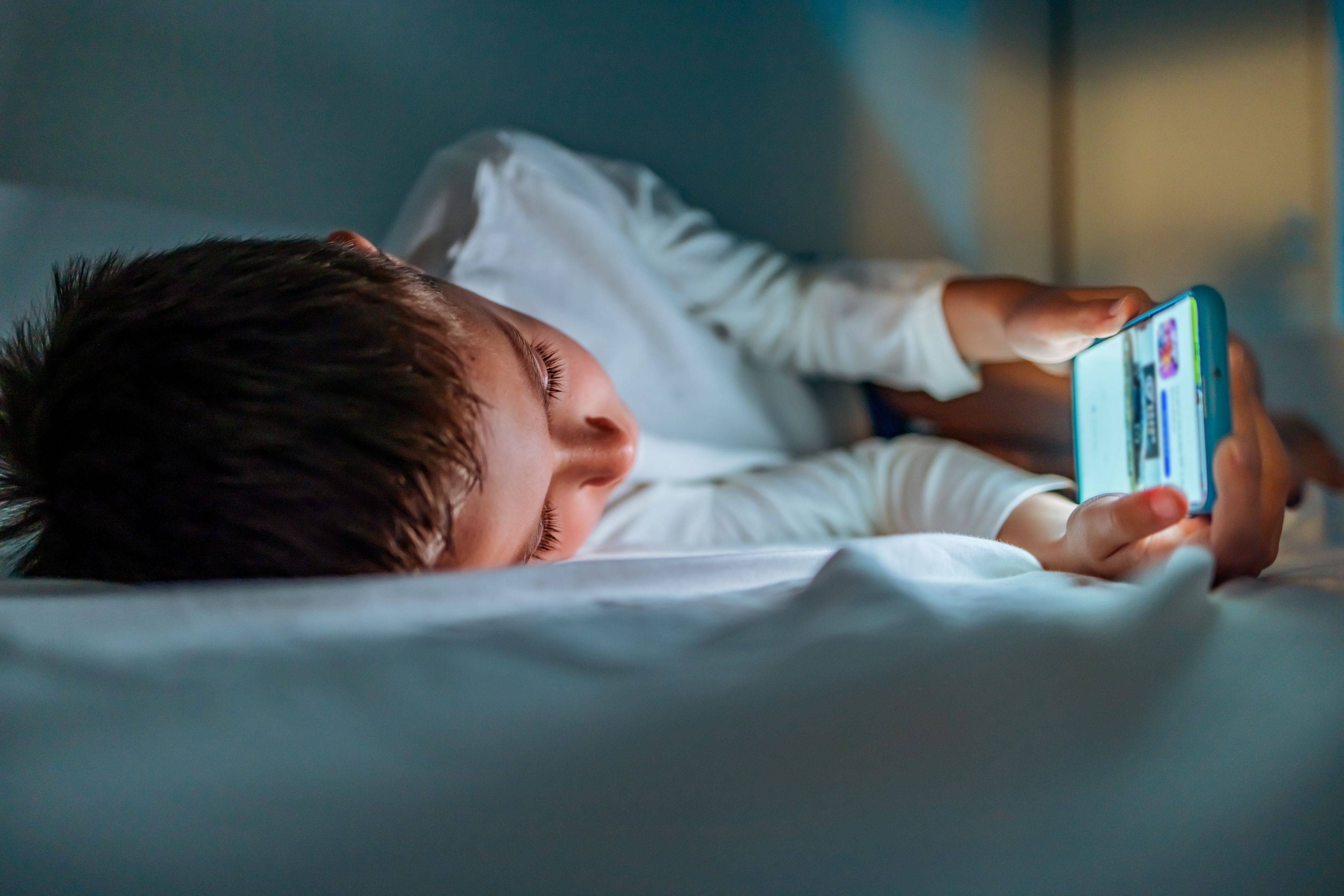 Werden Gaming, soziale Medien und Streaming zusammengerechnet, verbringen Kinder an freien Tagen rund 490 Minuten – mehr als acht Stunden – mit digitalen Angeboten.