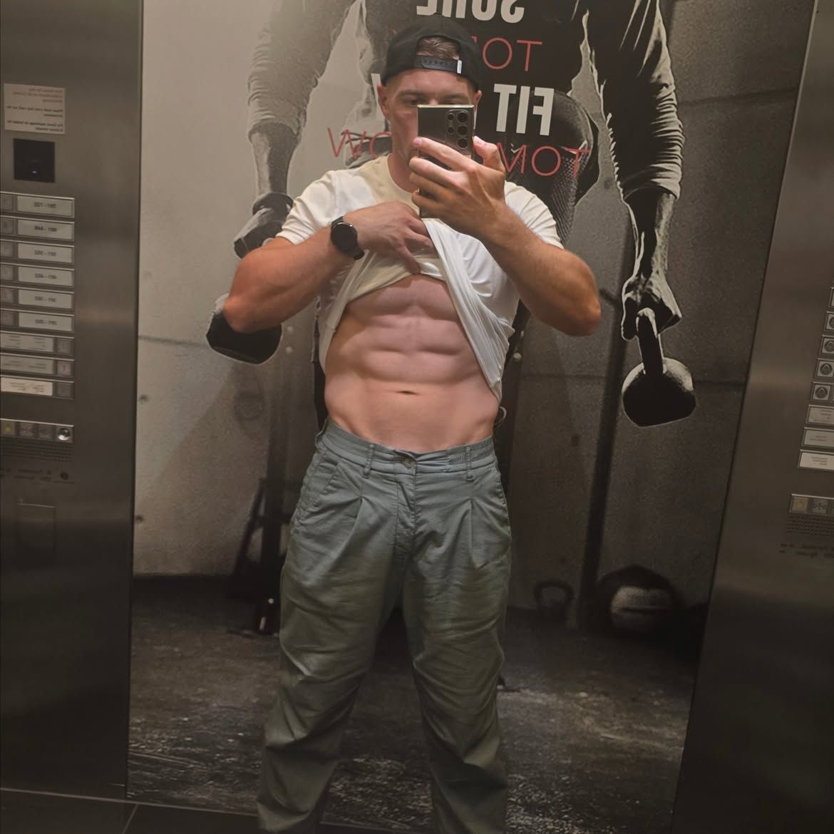 Ramon Roselly zeigt sein Sixpack