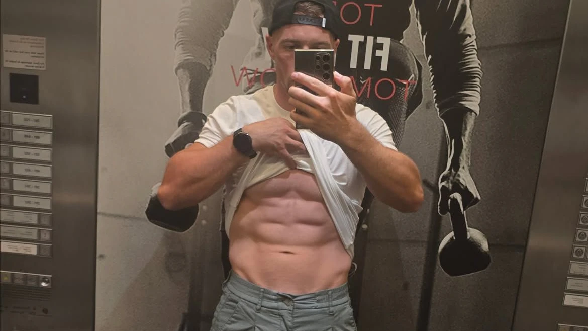 Ramon Roselly zeigt sein Sixpack