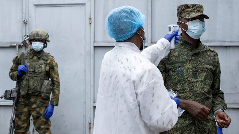 In der Demokratischen Republik Kongo breitet sich das Ebola-Virus rasant aus. Mehr als 2.000 Fälle sind bisher bestätigt, 754 Menschen sind bereits daran gestorben. Wie groß ist die Gefahr, dass das Virus auch nach Europa kommt? Und wie kann man sich davor schützen?