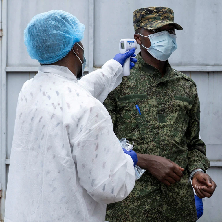 In der Demokratischen Republik Kongo breitet sich das Ebola-Virus rasant aus. Mehr als 2.000 Fälle sind bisher bestätigt, 754 Menschen sind bereits daran gestorben. Wie groß ist die Gefahr, dass das Virus auch nach Europa kommt? Und wie kann man sich davor schützen?