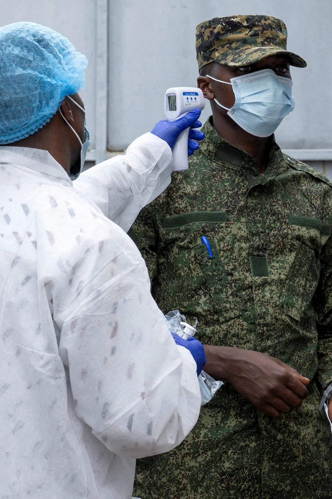 Ein Sanitäter misst die Temperatur bei einem Soldaten der Rebellen-Armee M23 im Norden des Kongo, um Ebola-Infizierte zu identifizieren