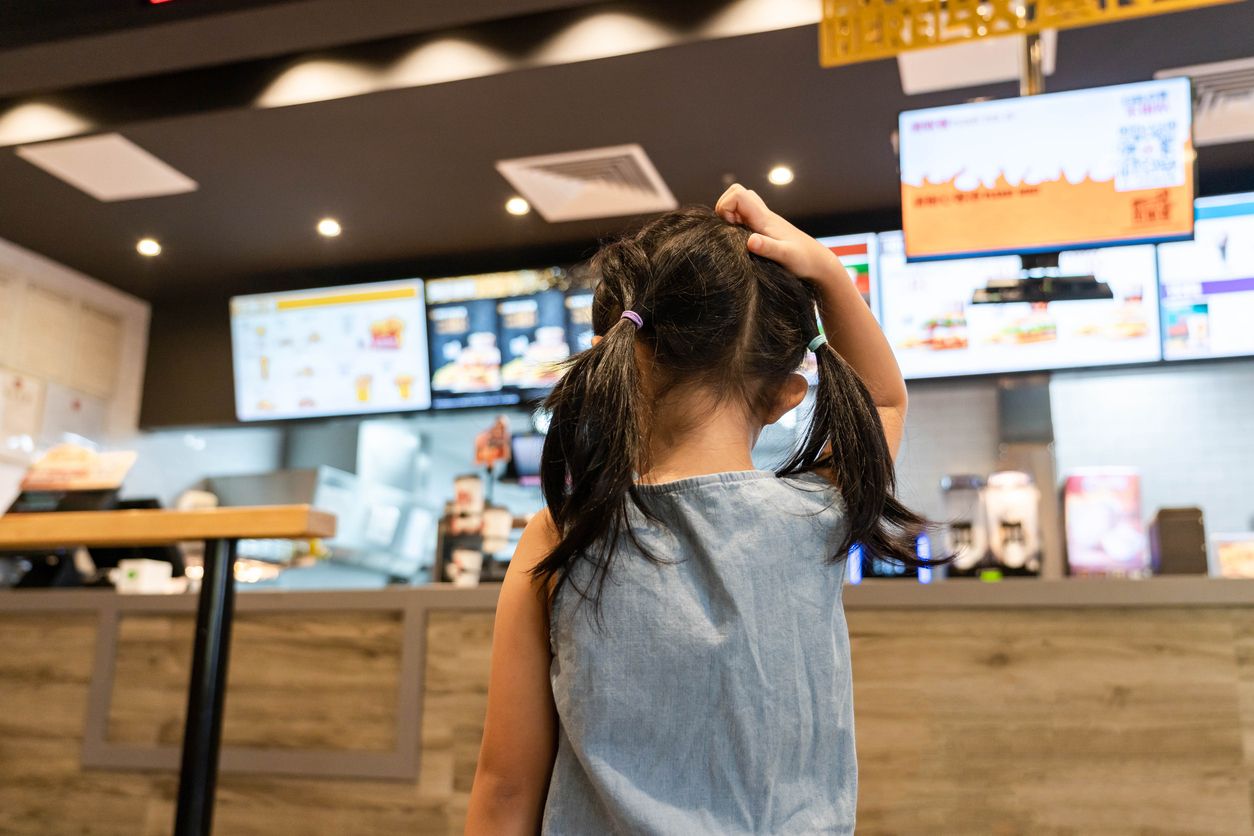 Auch Kinder werden in Fast Food Ketten bedient. 