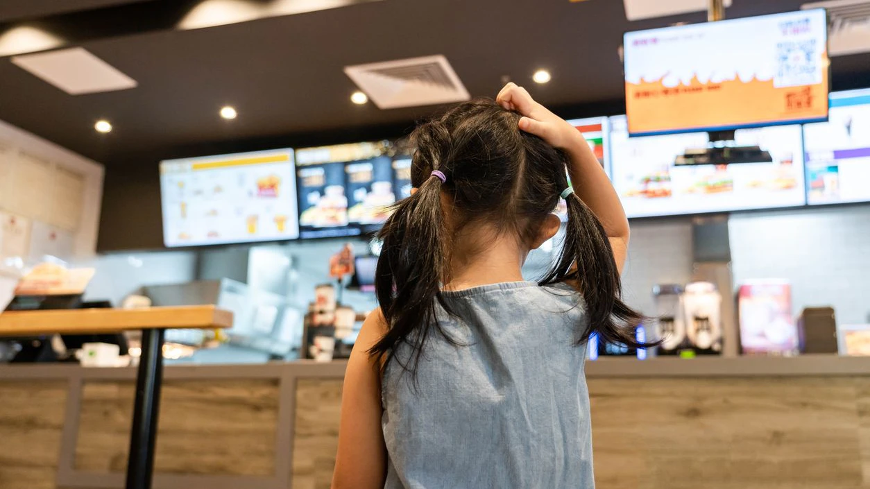 Auch Kinder werden in Fast Food Ketten bedient. 