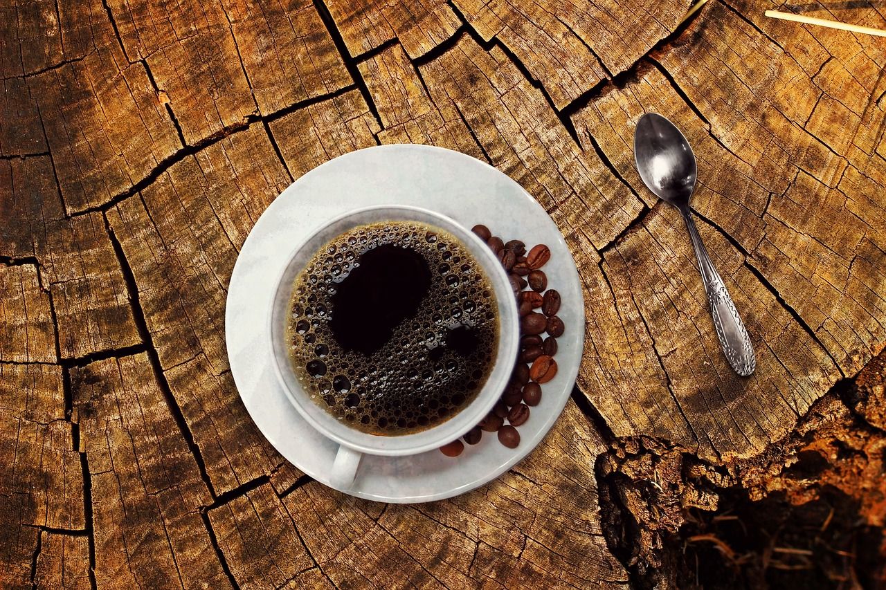 Aromatischer Kaffee mit frischen Bohnen