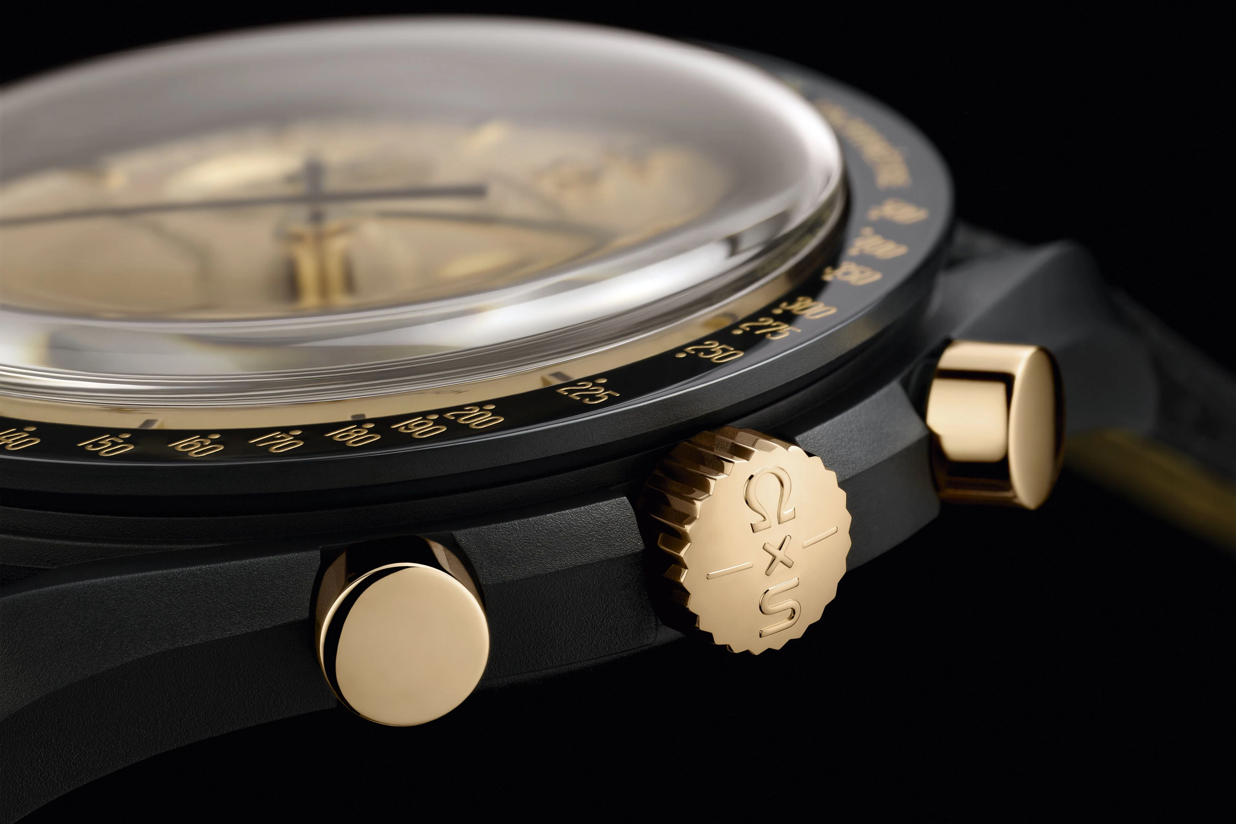 Auch Drücker und Krone der MoonSwatch sind aus Gold. Insgesamt befinden sich 11 Gramm Gelbgold in jeder einzelnen Uhr. Materialwert: 930 Euro