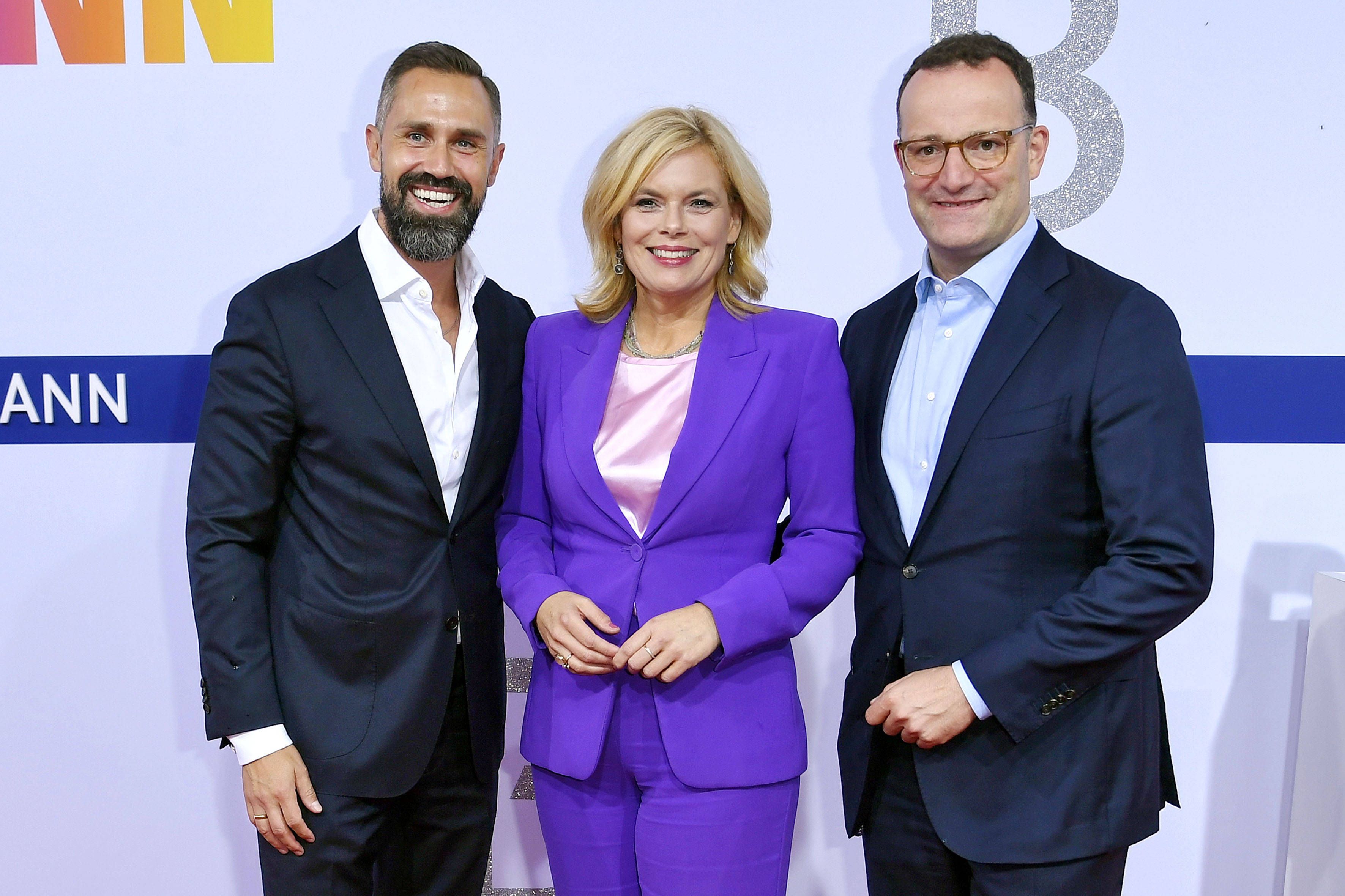 <strong>Jens Spahn</strong> (re.) mit seinem Mann <strong>Daniel Funke</strong> und <strong>Julia Kloeckner</strong>, Präsidentin des Deutschen Bundestages, bei der Bertelsmann Party 2025 in Berlin .