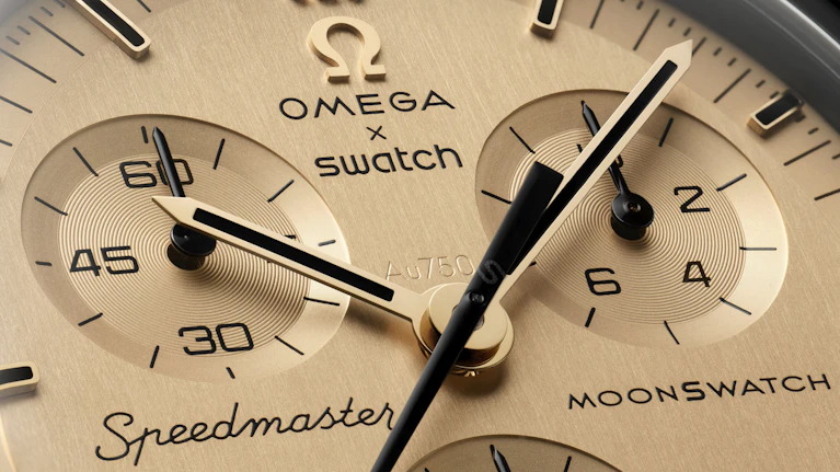 Wenn diese Idee Früchte trägt … Der Uhrenhersteller Swatch hat bei seinem neuesten, limitierten MoonSwatch-Modell das verwendete Gold nach dem Preis von 1969 kalkuliert. Dadurch kostet die Uhr gerade einmal die Hälfte von dem, was sie eigentlich kosten müsste.