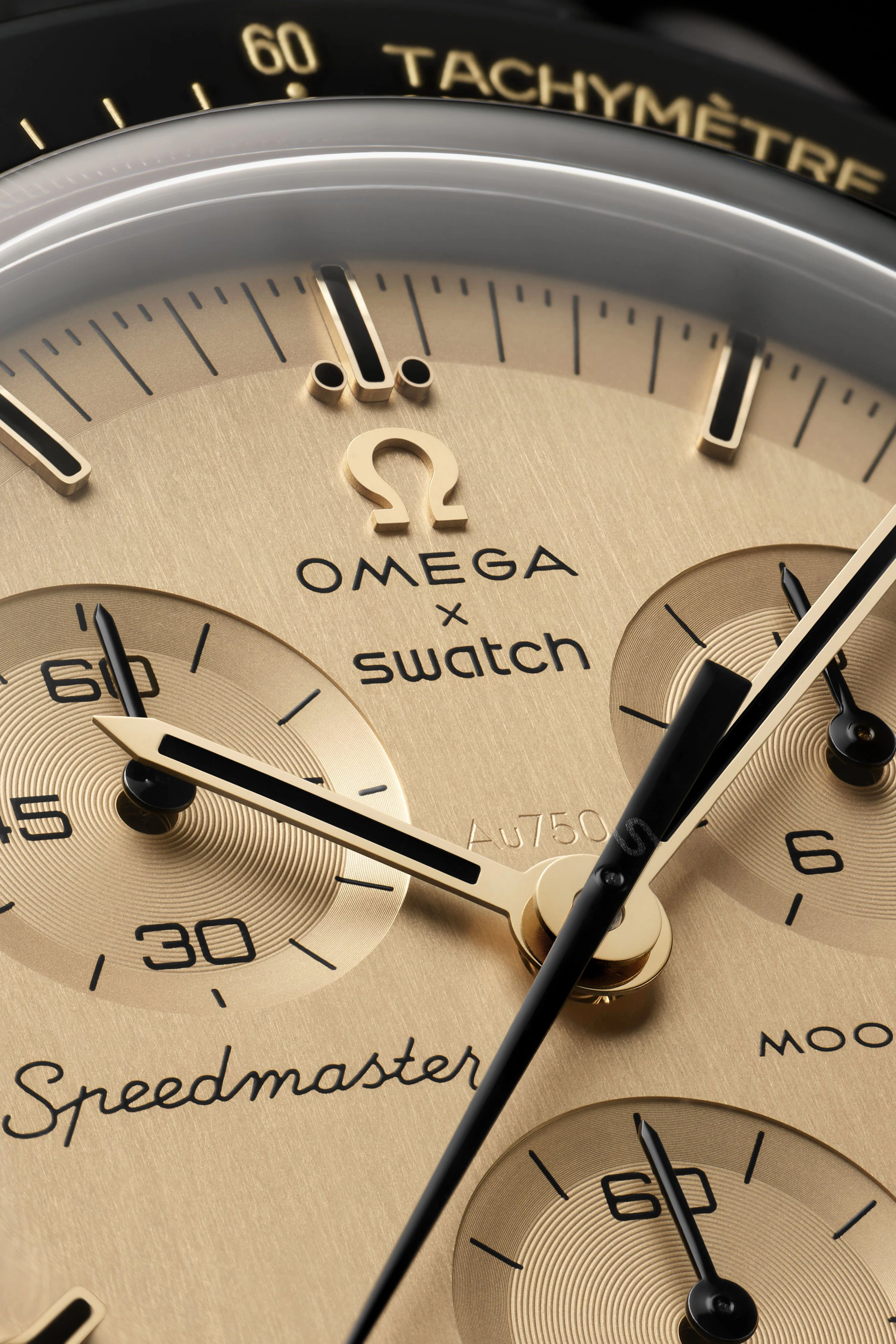 Zifferblatt und Zeiger der MoonSwatch "Mission to the Moon 1969" sind aus 18-karätigem Gold und verleihen der Uhr einen edlen Look