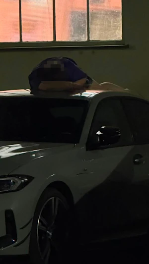Polizeieinsatz Wien: Betrunkene Frau schläft mit 3 Promille auf BMW-Dach, demoliert Auto und wird festgenommen. Alle Details zum Vorfall.