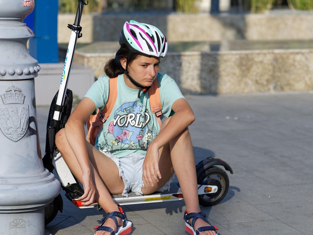 E-Roller-Fahrt mit Schutzhelm