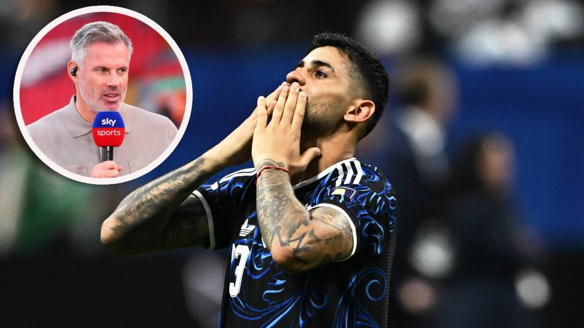 Gary Neville legt noch einmal gegen Argentiniens Cristian Romero nach. 