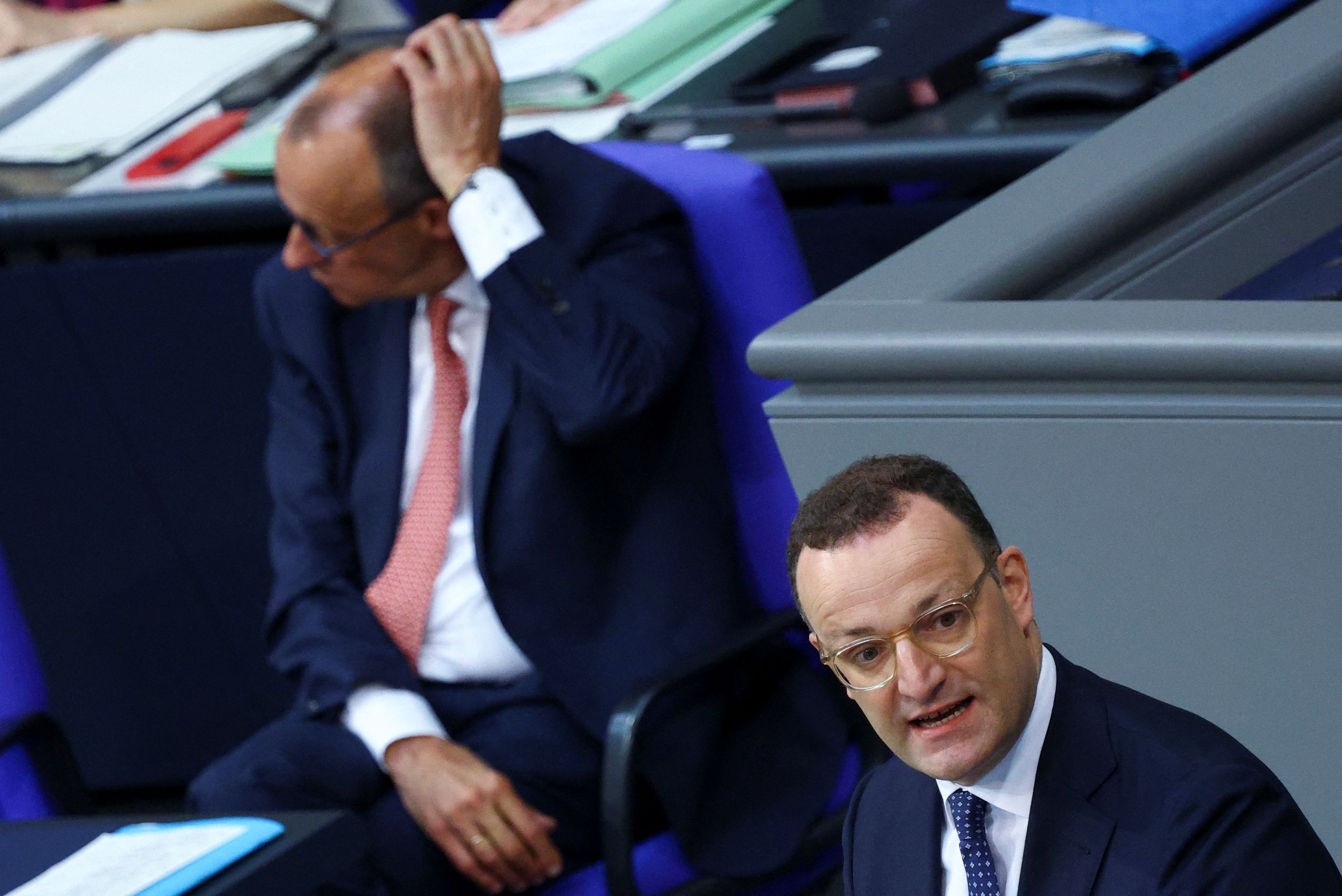 Unionsfraktionschef <strong>Jens Spahn</strong> (re.) muss sich nun vor Kanzler <strong>Friedrich Merz</strong> erklären.
