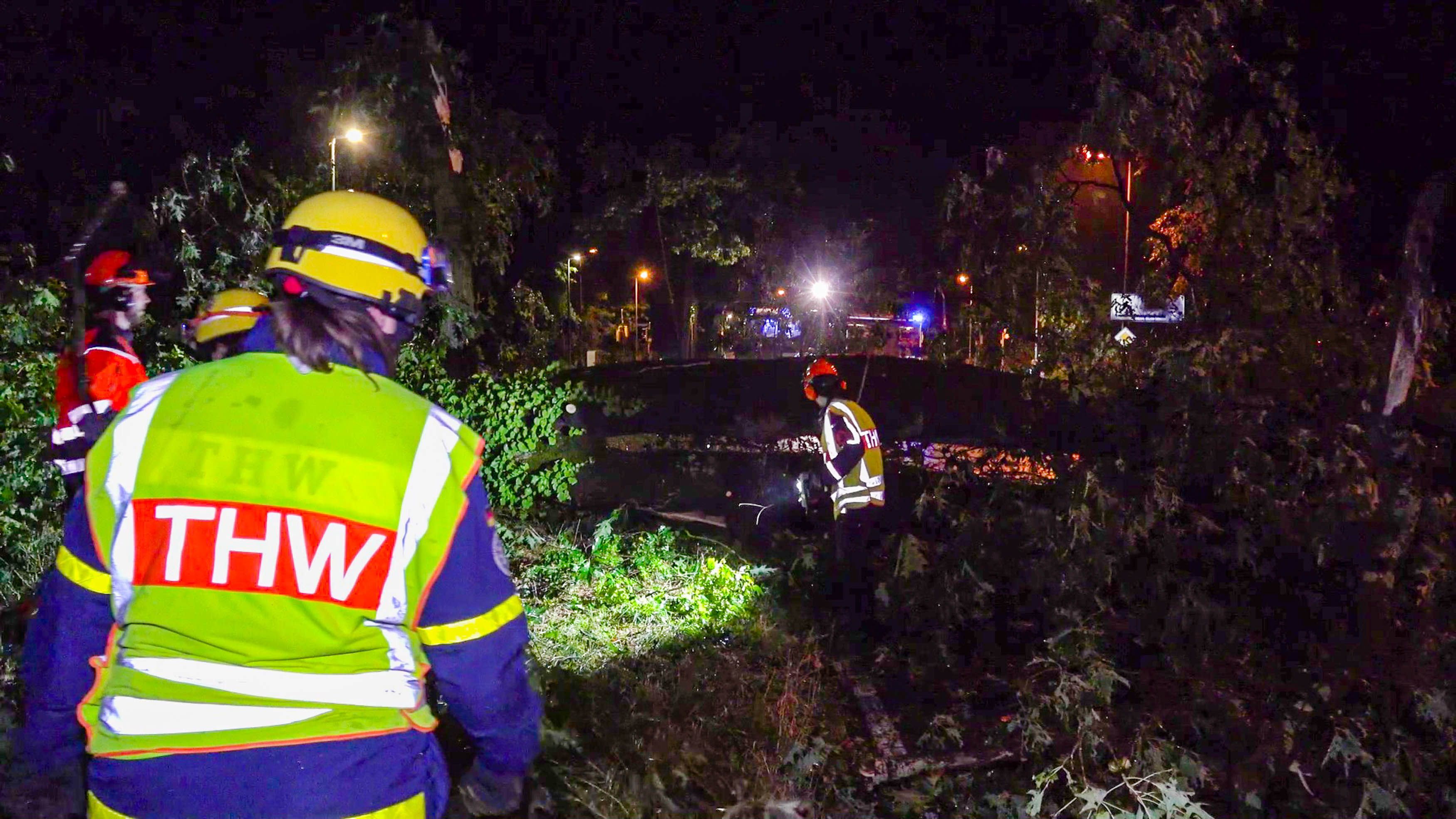 Die Feuerwehren sind im Dauereinsatz. 