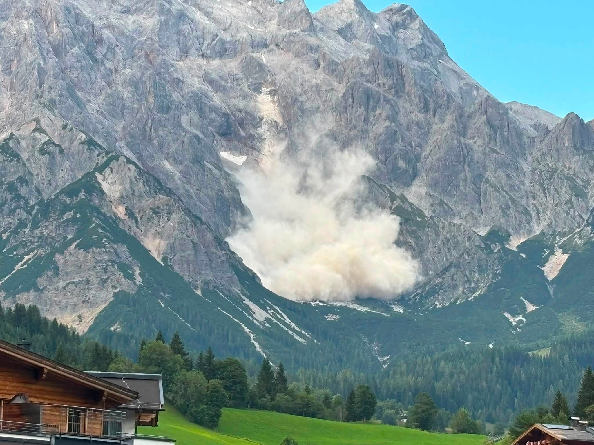 Die Feuerwehr suchte im Gebiet mit Drohnen nach möglichen Betroffenen.