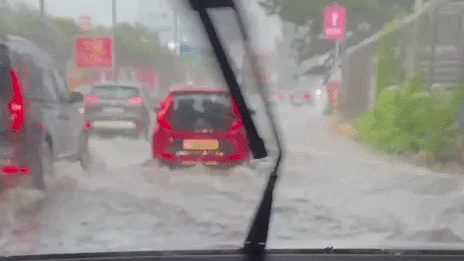 Land unter in Wien! Autos fahren durch Wasserfluten