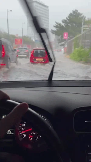 Unwetter Wien: Heftige Gewitter sorgen in Döbling für Überschwemmungen. Rote Warnung für mehrere Bezirke, Verkehrsbehinderungen drohen.