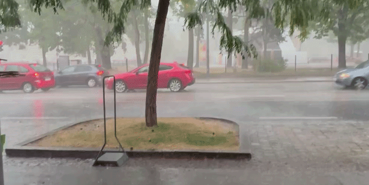 Heute.at - Sintflut-Regen in Wien! Hier schüttet es wie aus Kübeln
