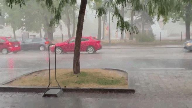 Sintflut-Regen in Wien! Hier schüttet es wie aus Kübeln