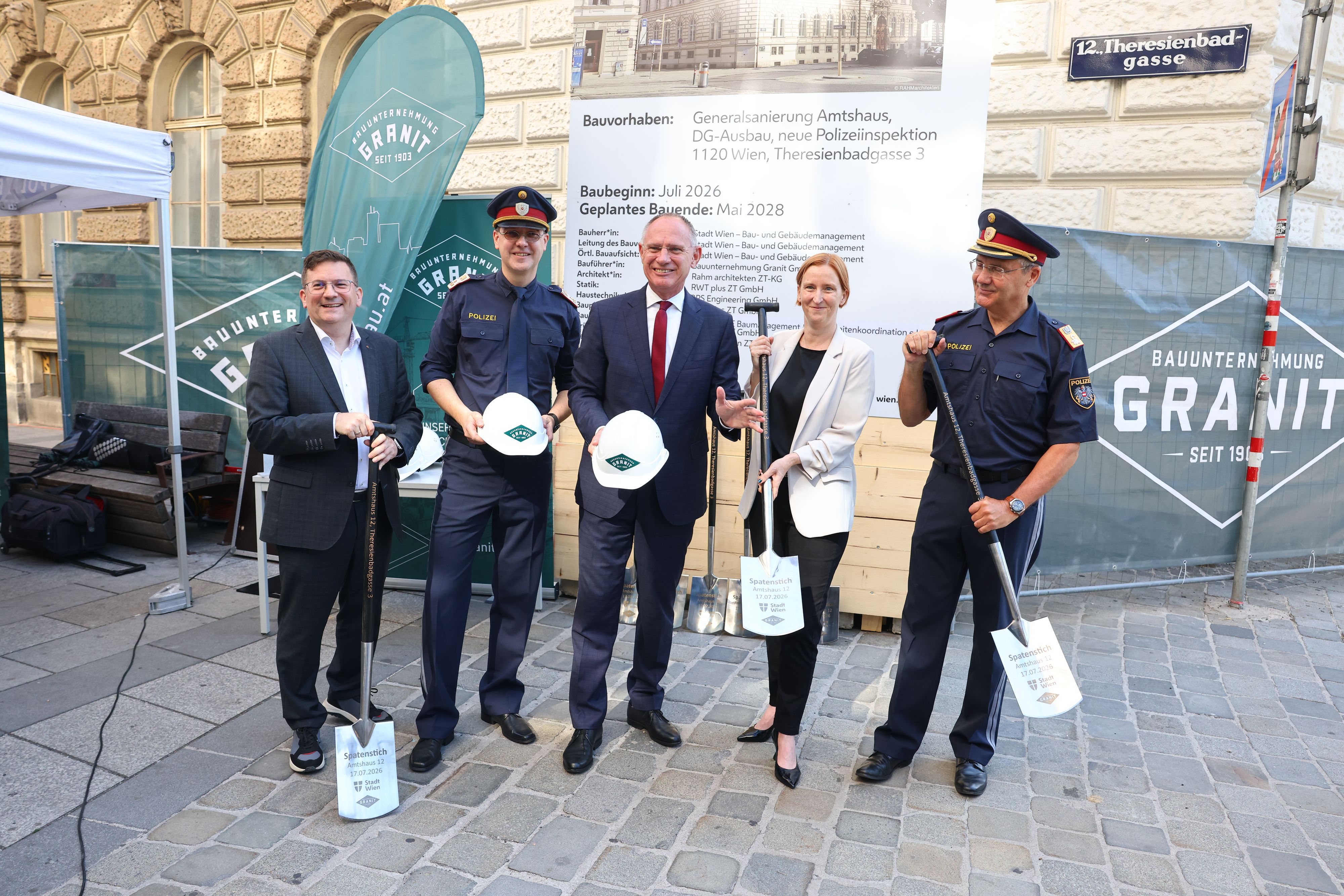 Bezirkschef Wilfried Zankl (SPÖ), Beamter, Innenminister Gerhard Karner, Wohnbaustadträtin Elke Hanel-Torsch und Landespolizeivizepräsident Franz Eigner (v. li.) beim Spatenstich.