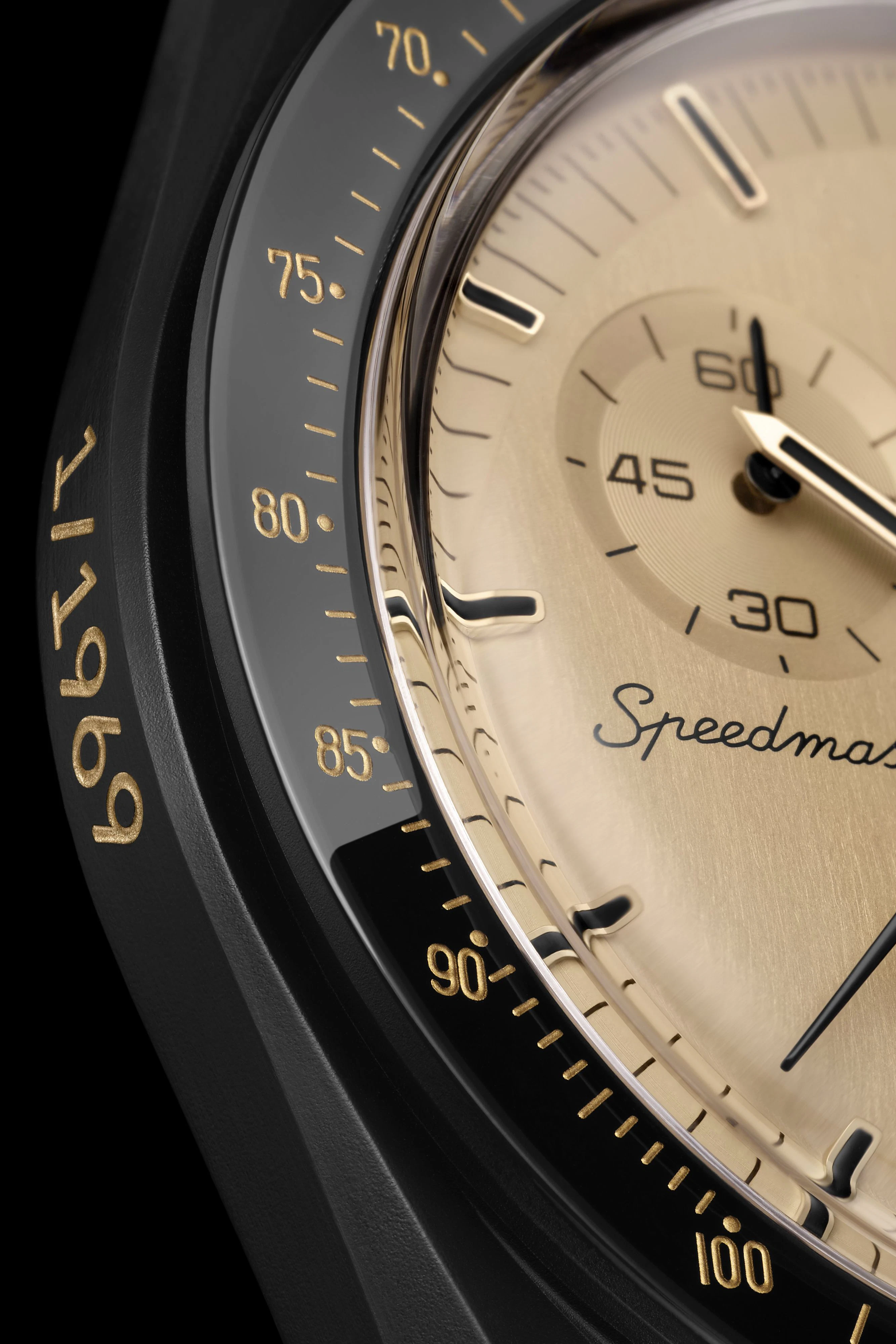 Die Nummer der Uhr ist bei 9 Uhr ins Gehäuse eingraviert
