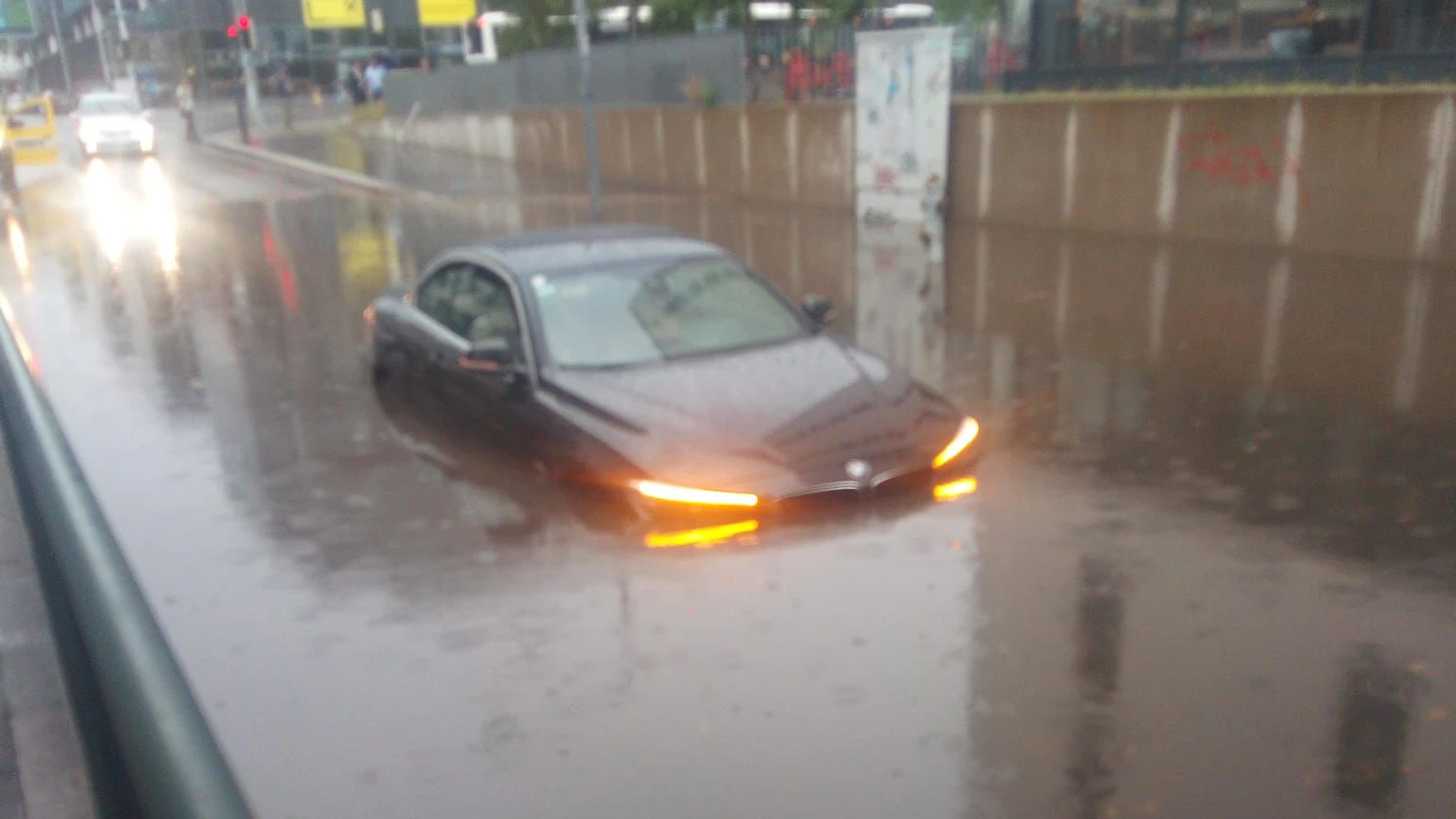 Keine Chance für diesen BMW bei dem Starkregen am Freitag in Wien.