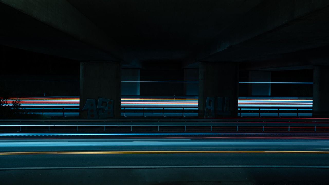 Autofahrt mit Lichtspuren in der Nacht