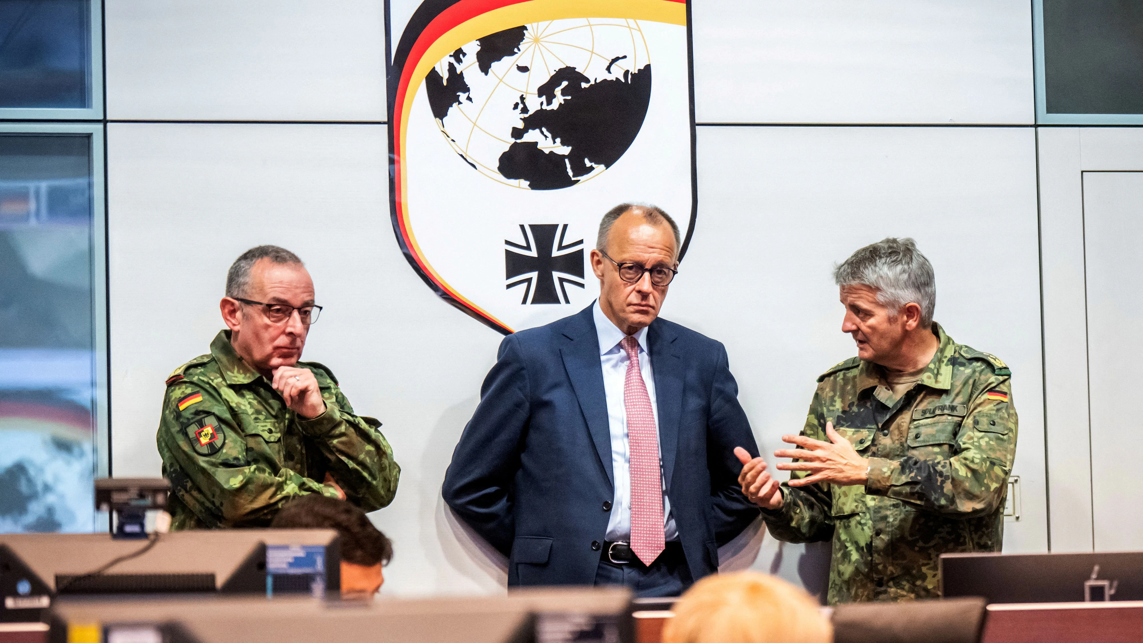 Bundeskanzler&nbsp; Merz spricht mit dem Kommandeur des Einsatzführungskommandos, Alexander Sollfrank, und dem Generalinspekteur der Bundeswehr, Carsten Breuer, während eines Besuchs beim Einsatzführungskommando der Bundeswehr in Schwielowsee bei Berlin, Juni 2025.