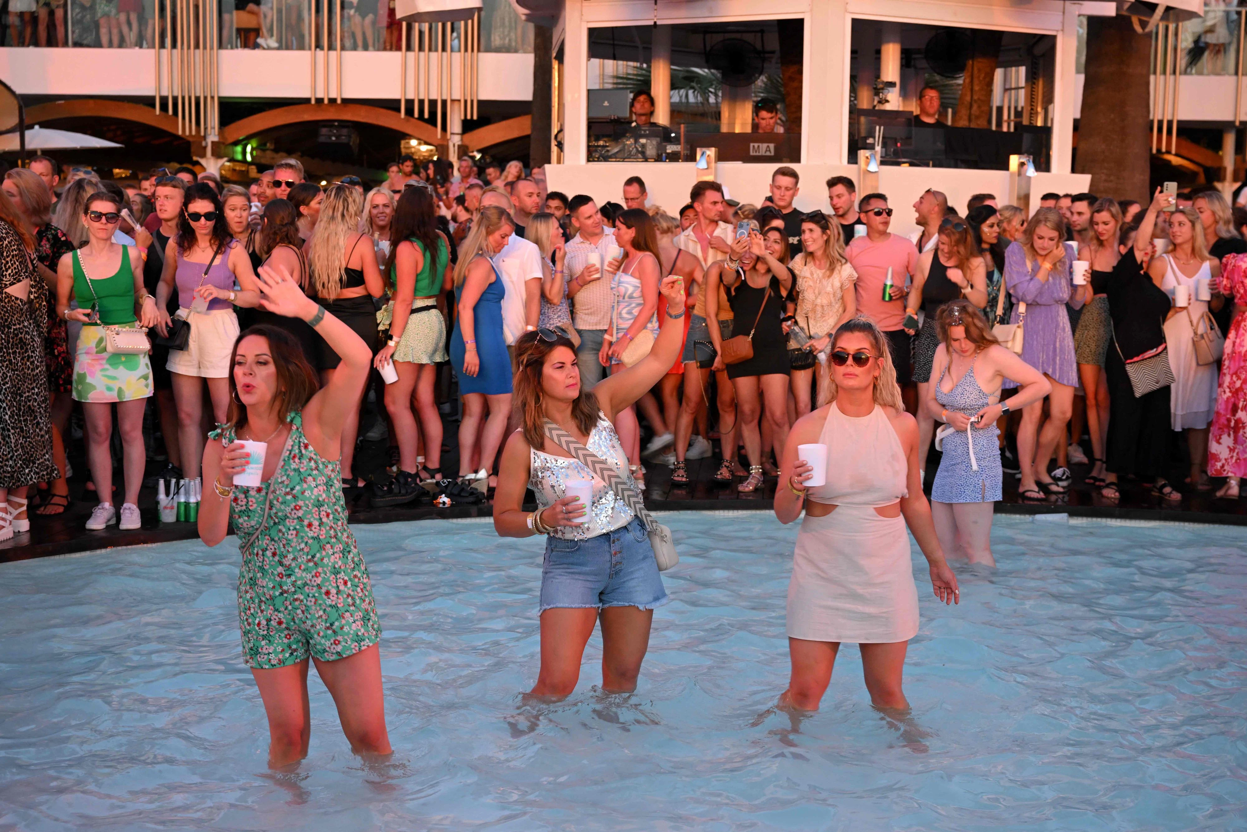 Europas Party-Destination Nummer 1: die Baleareninsel Ibiza mit ihren Clubs – hier der "Ushuaia Nightclub" – zieht jedes Jahr Zigtausende an