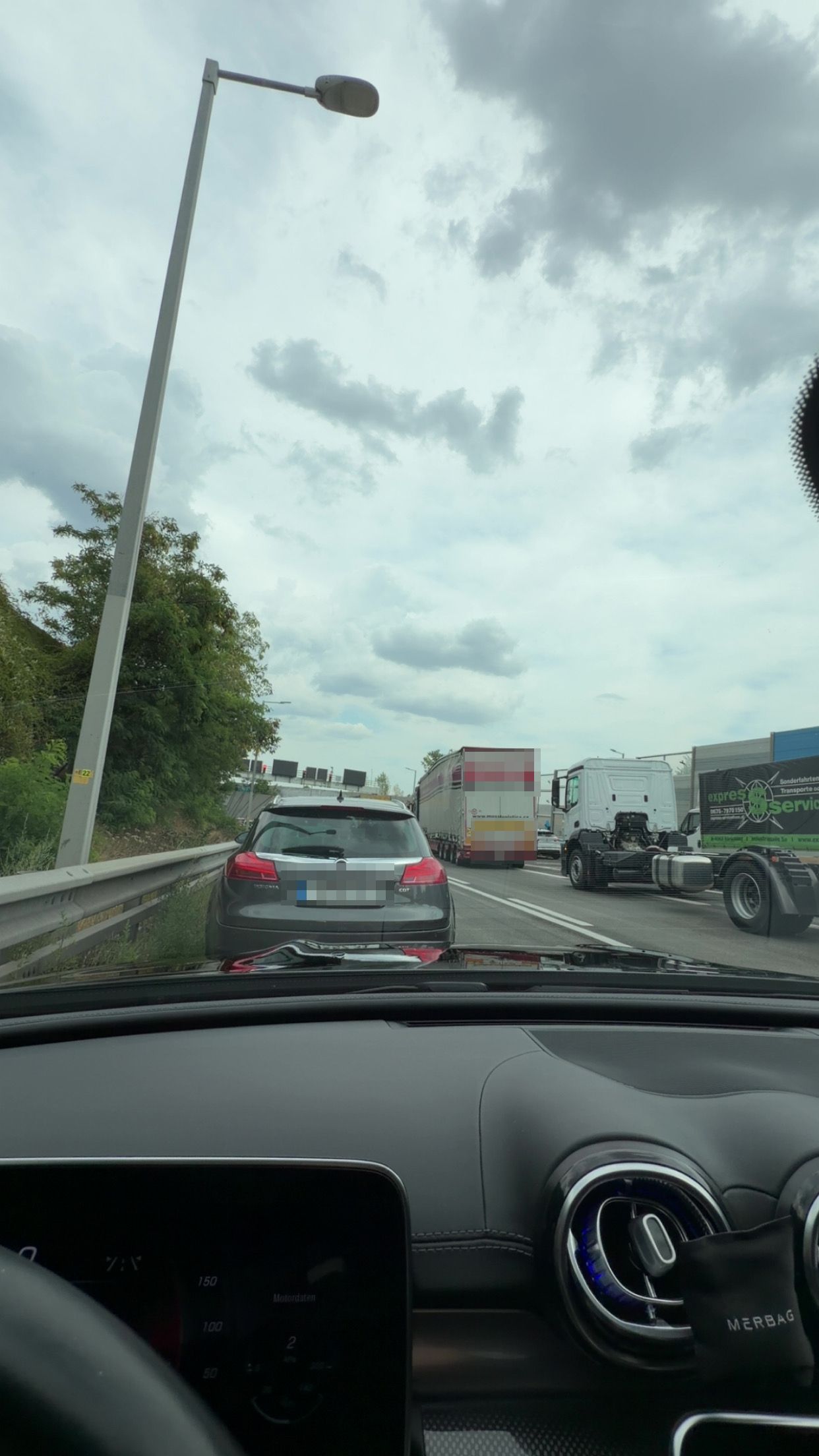 Viele Betroffene sitzen laut Leserin ohne Informationen im Auto fest und hoffen auf eine rasche Entlastung der Verkehrssituation.