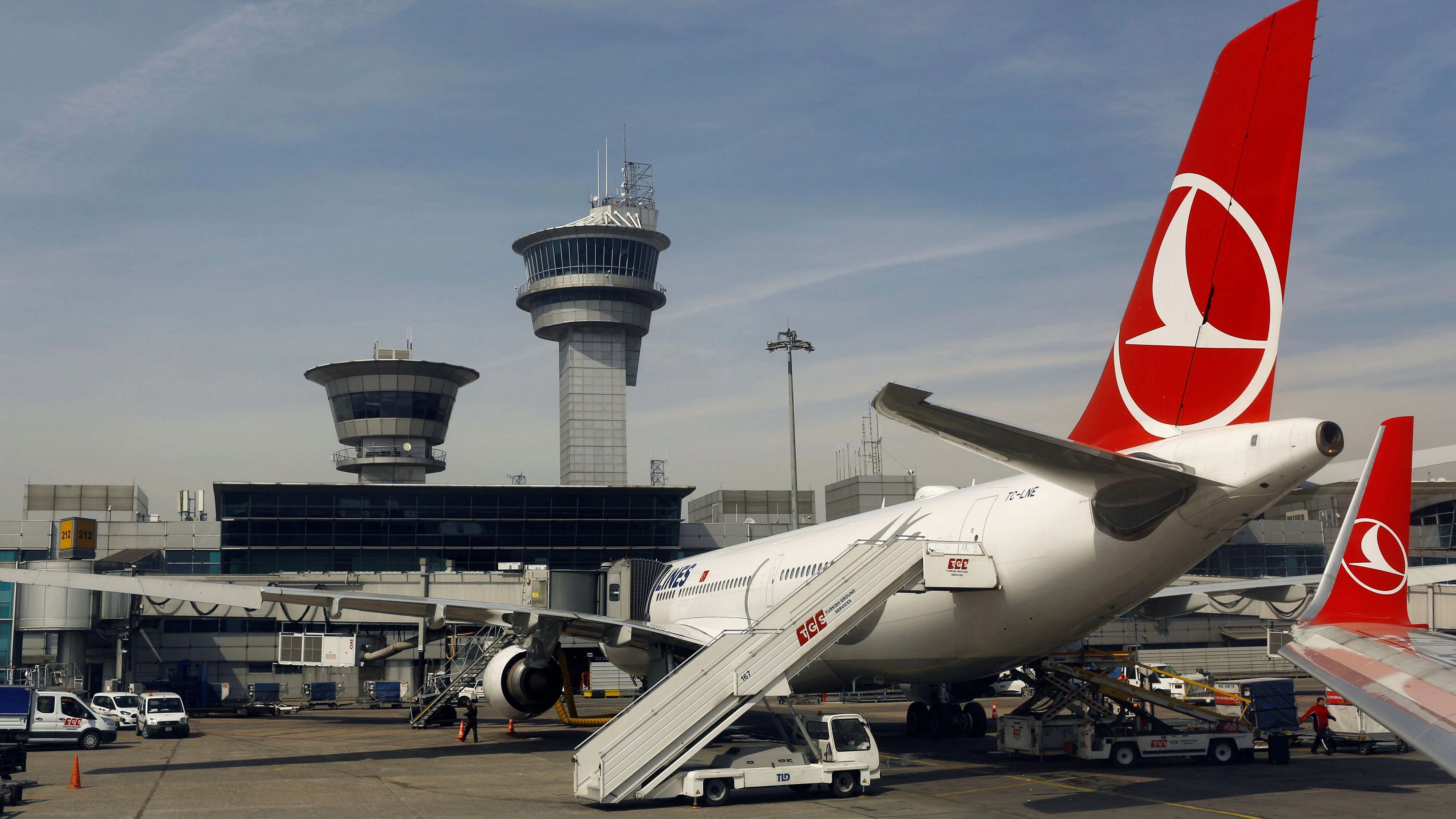 Heute.at - Mann schlägt Stewardess, weil er neben Frau sitzen soll