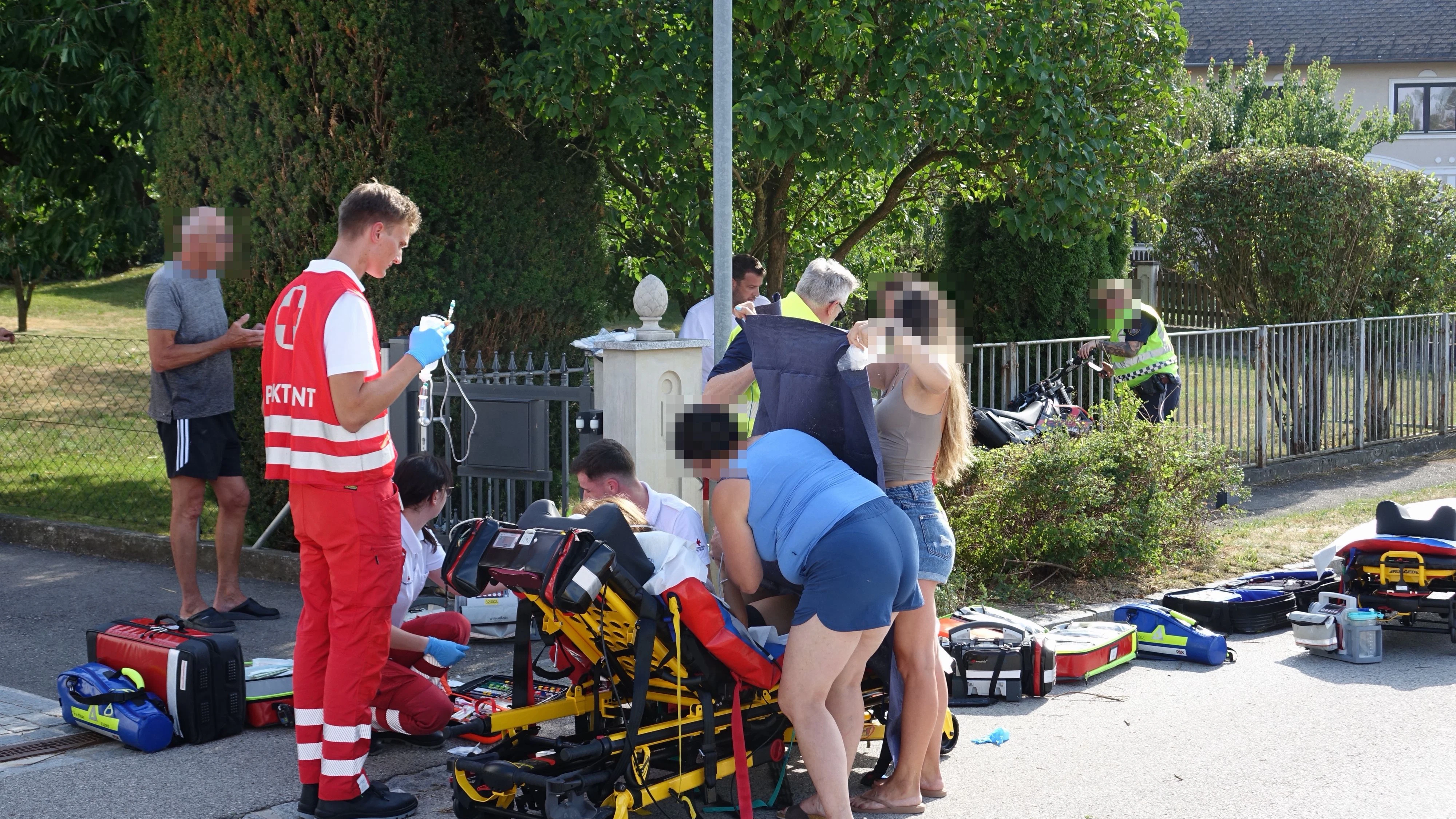 Beide Jugendlichen wurden in ein angrenzendes Gebüsch und gegen einen Gartenzaun geschleudert.