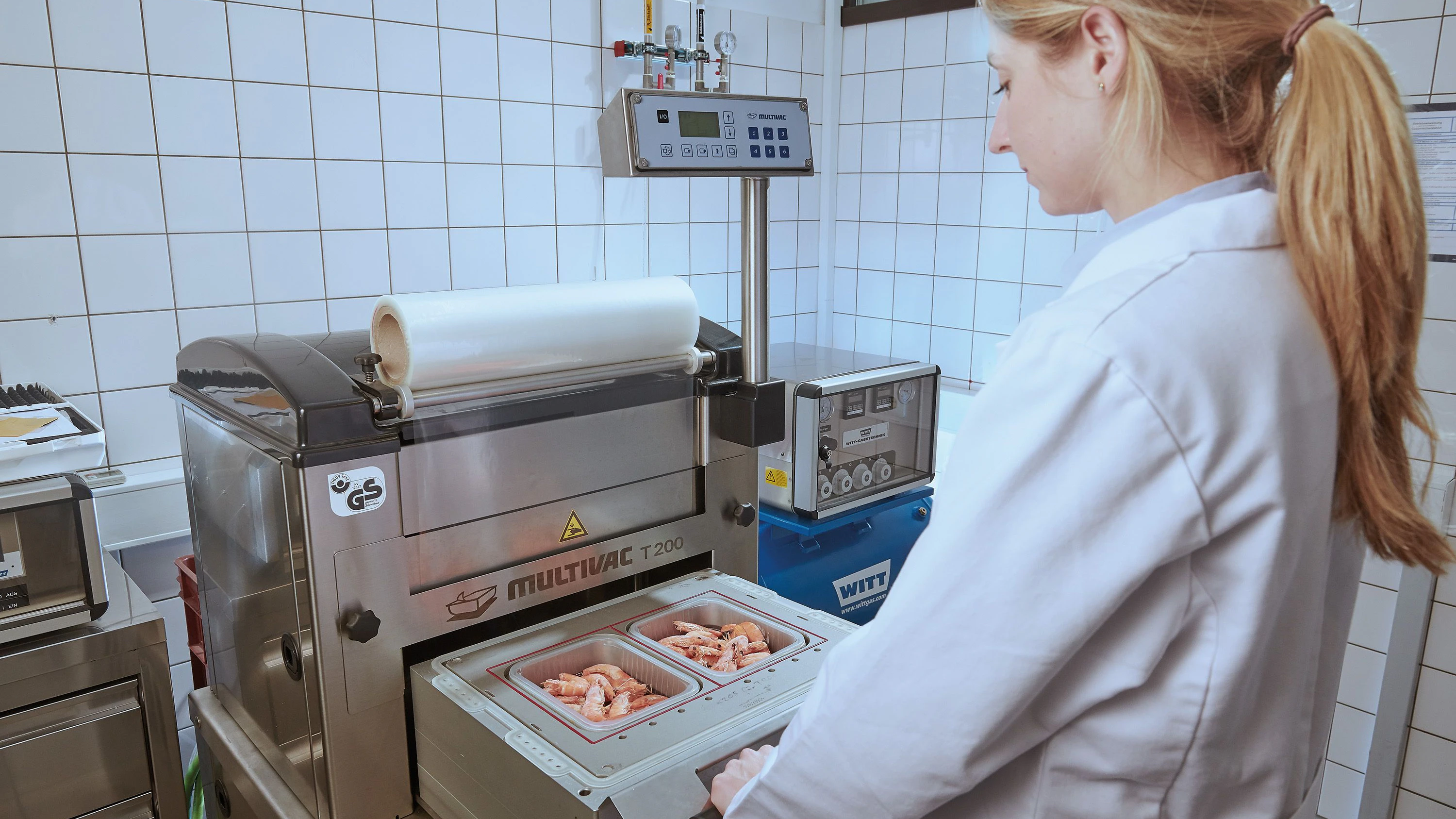 Beim MAP-Verfahren wird die Umgebungsatmosphäre während des Verpackens mittels sogenannter Schutzgase gezielt verändert – also modifiziert.