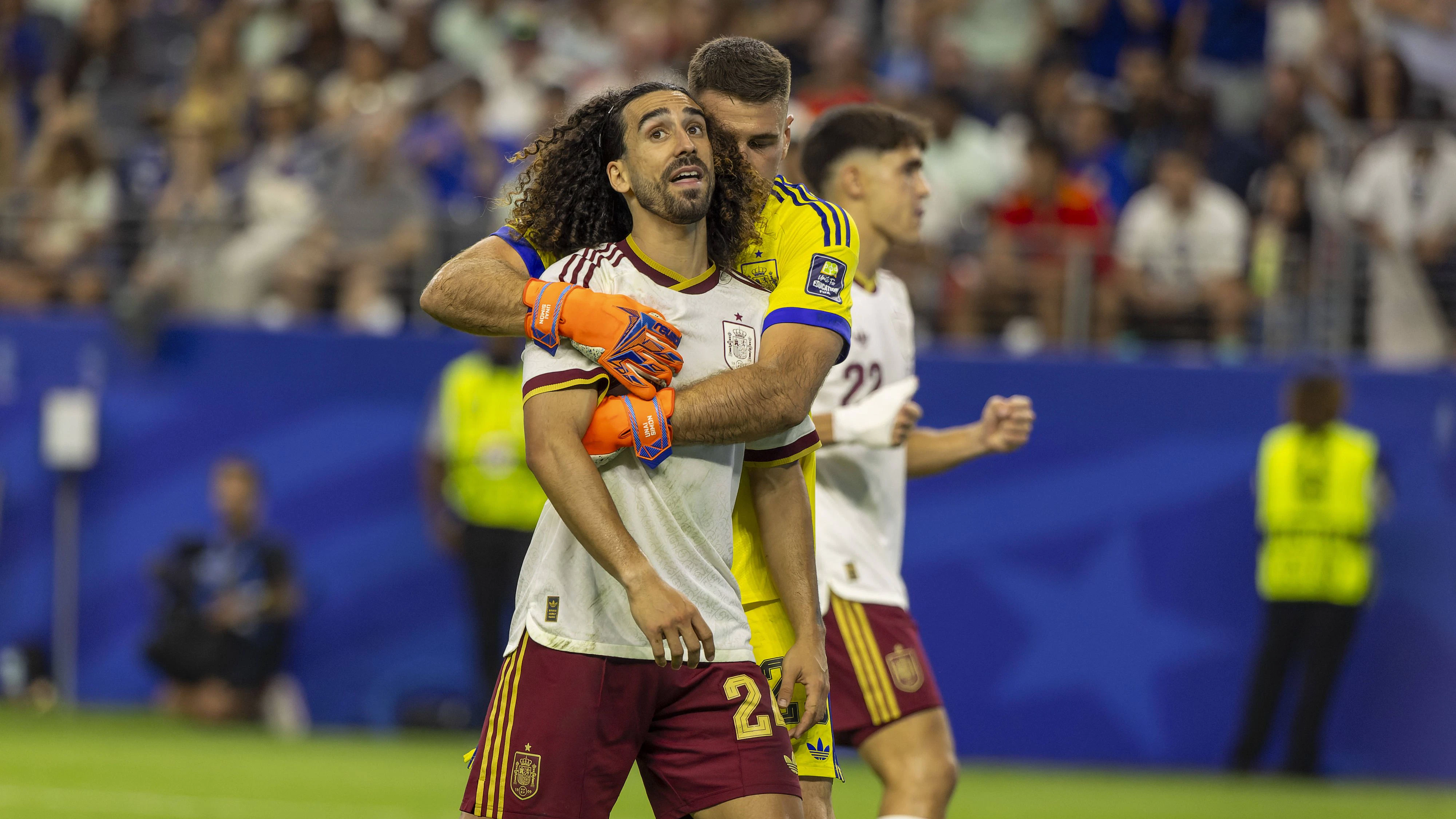 14.07.2026, Fussball Weltmeisterschaft 2026 in den USA, Halbfinale, Frankreich - Spanien, im AT&T Stadium Dallas Arlington, Jubel bei Marc Cucurella Spanien und Torwart Simon Unai Spanien ***FIFA regulations prohibit any use of photographs as image sequences and/or quasi-video. EDITORIAL USE ONLY*** *** July 14, 2026, 2026 FIFA World Cup in the U.S., Semifinal, France vs. Spain, at AT&T Stadium in Dallas, Arlington celebration by Marc Cucurella Spain and goalkeeper Simon Unai Spain ***FIFA regulations prohibit any use of photographs as image sequences and/or quasi-video. EDITORIAL USE ONLY***