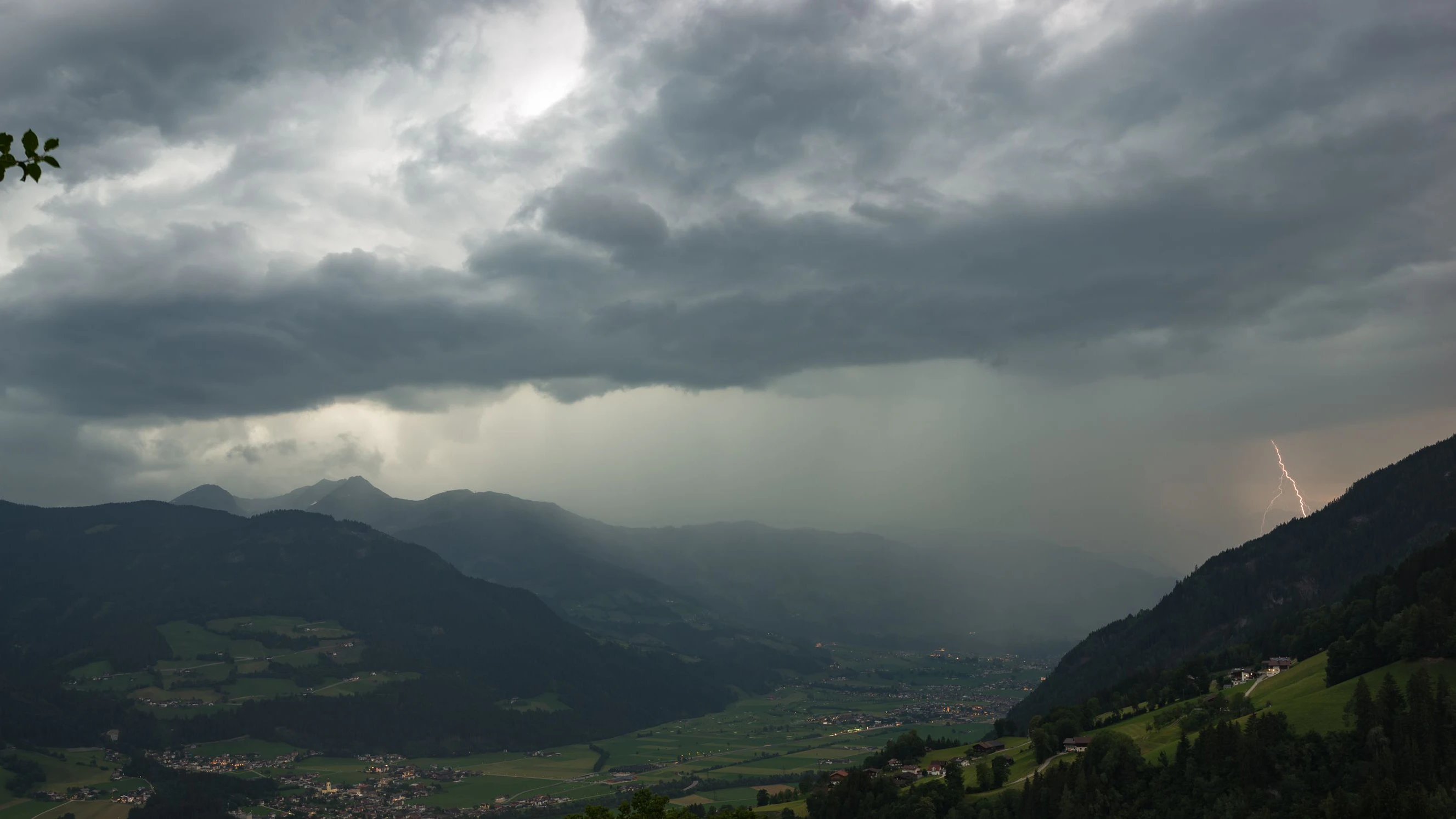 Am Freitag muss in ganz Österreich mit Unwettern gerechnet werden. (Archivbild)