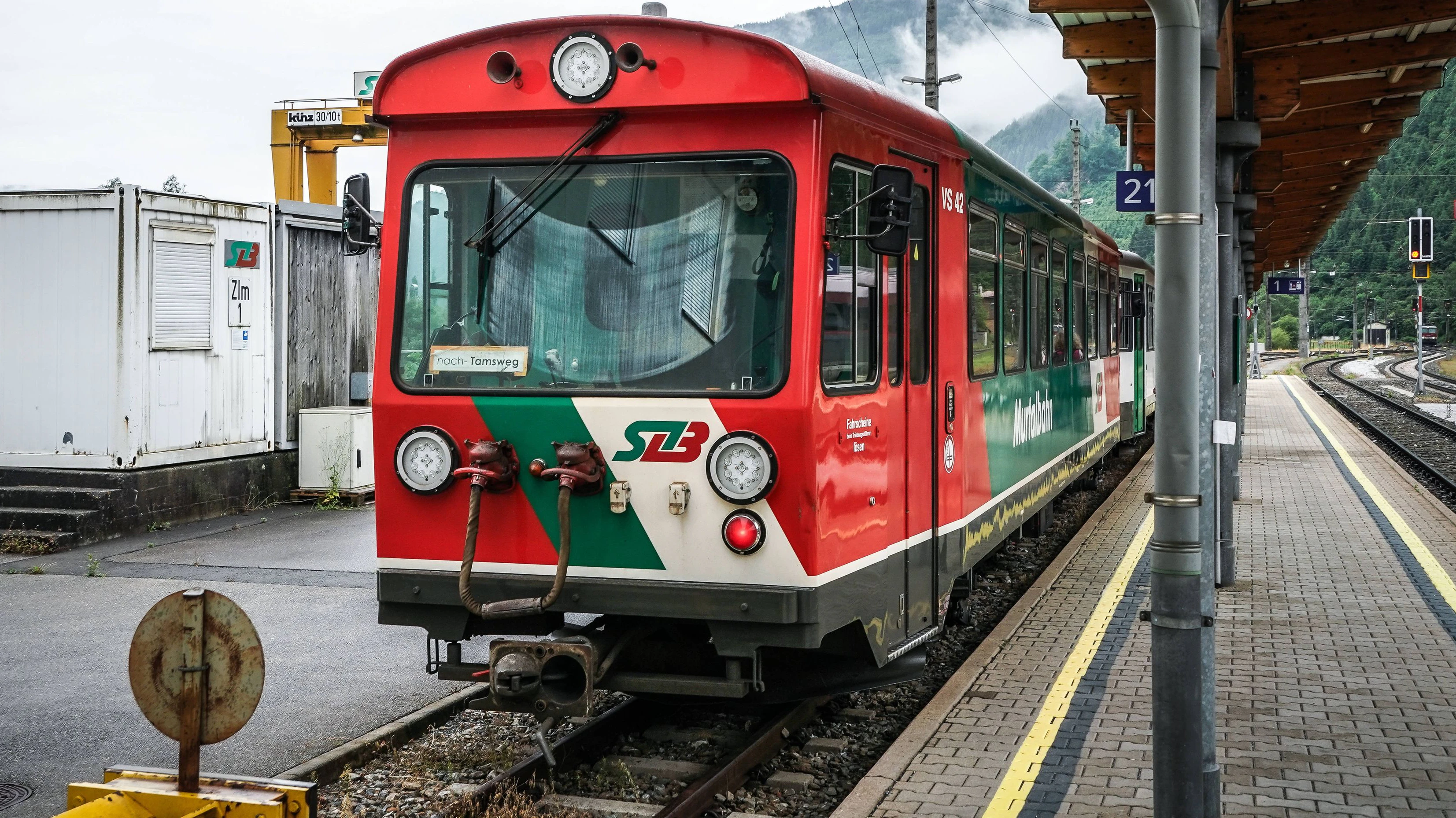 Unzmarkt, Steiermark, Österreich, Europa, Murtalbahn, Steiermärkische Landesbahnen, Schmalspurbahn, Bahnstation, Bahnhofsgebäude, Bahnsteig, Eisenbahn, Regionalverkehr, Zug, Bahnlinie, öffentlicher Verkehr, Bahnnetz, Transportmittel, Eisenbahninfrastruktur, Zugsverbindung, Reisemöglichkeiten, Steirische Eisenbahn, ländliche Gegend, Gebirgslandschaft, Schienenverkehr, Bahnfahrt, Zugstrecke, Personenverkehr, Bahnhaltestelle, Fahrgäste, Pendler, Tourismus, Mobilität, öffentlicher Transport. *** Unzmarkt, Styria, Austria, Europe, Murtalbahn, Steiermärkische Landesbahnen, narrow-gauge railroad, railroad station, station building, platform, railroad, regional transport, train, railroad line, public transport, railroad network, means Copyright: xJoeranxSteinsiekx